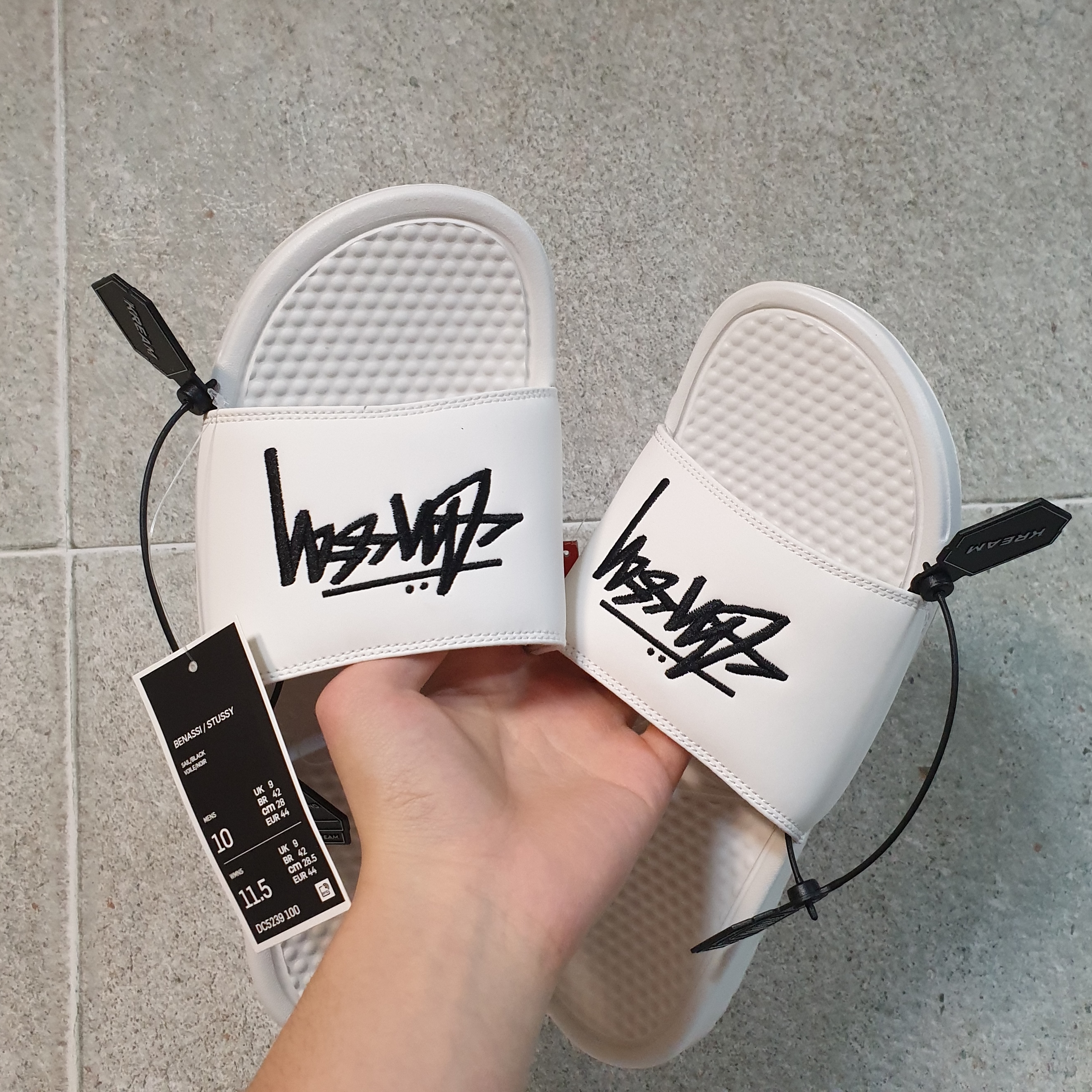 Nike x Stussy Benassi Slide Sail 착용 스타일
