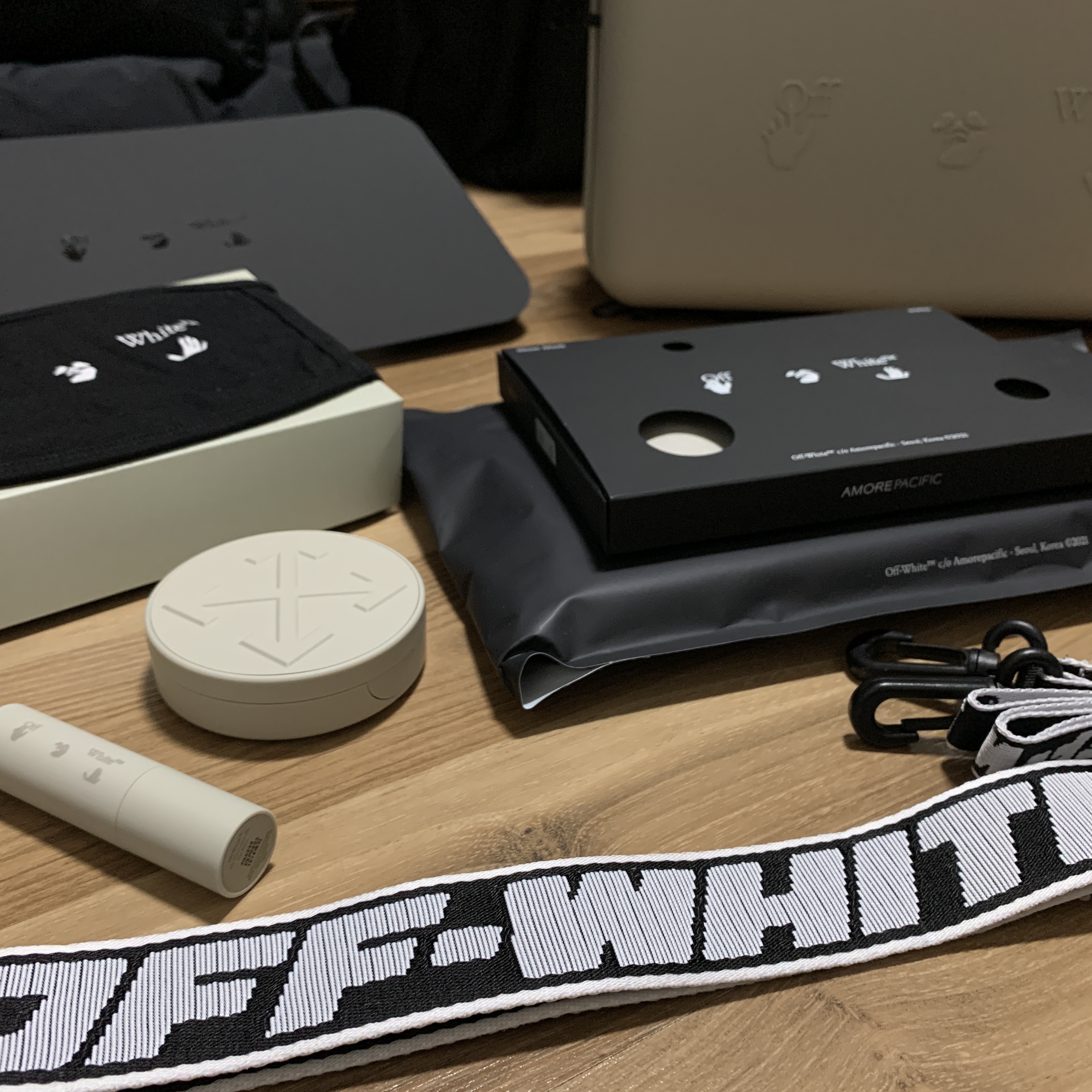 Off-White x Amore Pacific Protection Box (Without Cosmetics) 착용 스타일 - 1