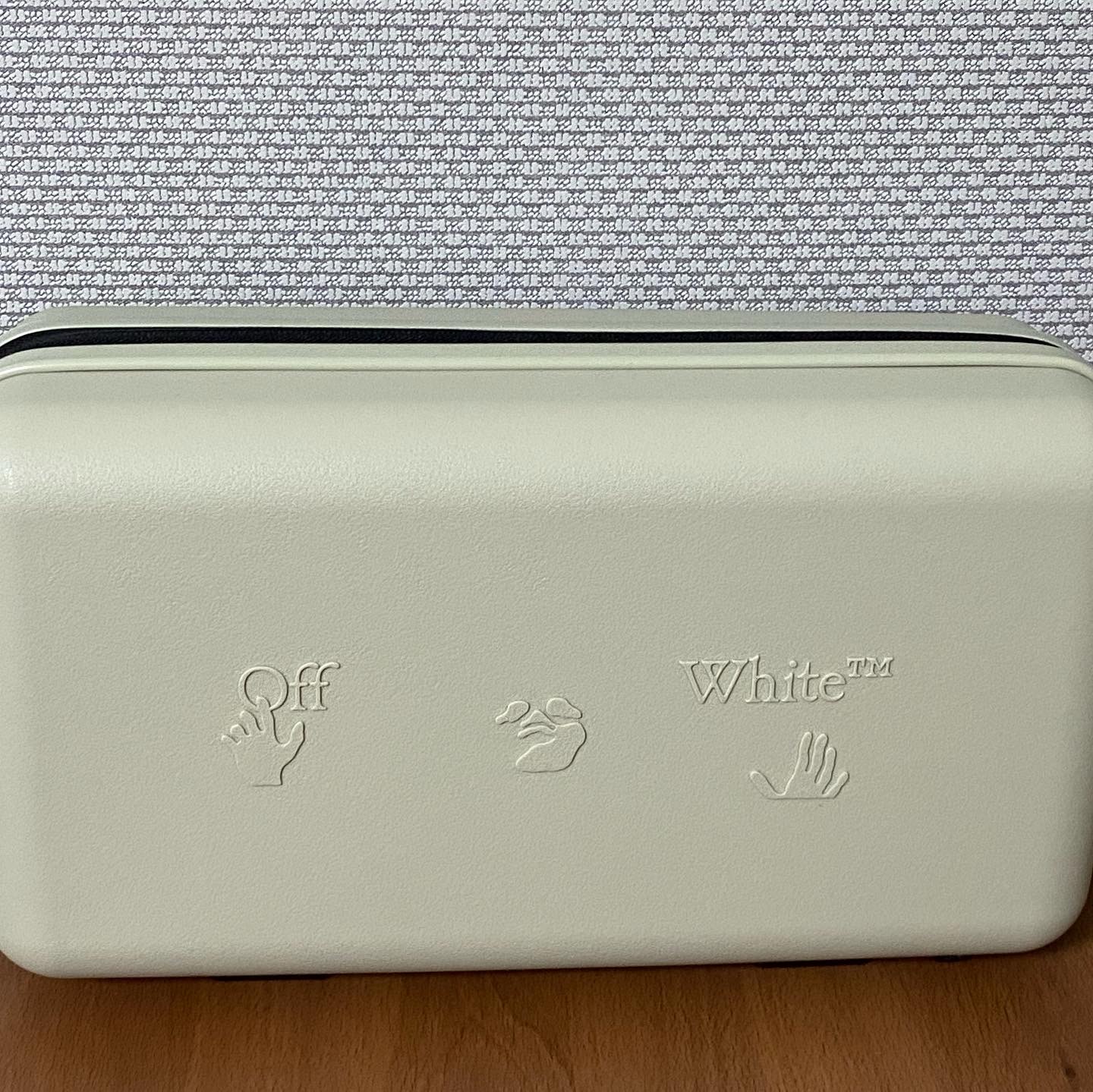 Off-White x Amore Pacific Protection Box (Without Cosmetics) 착용 스타일 - 2