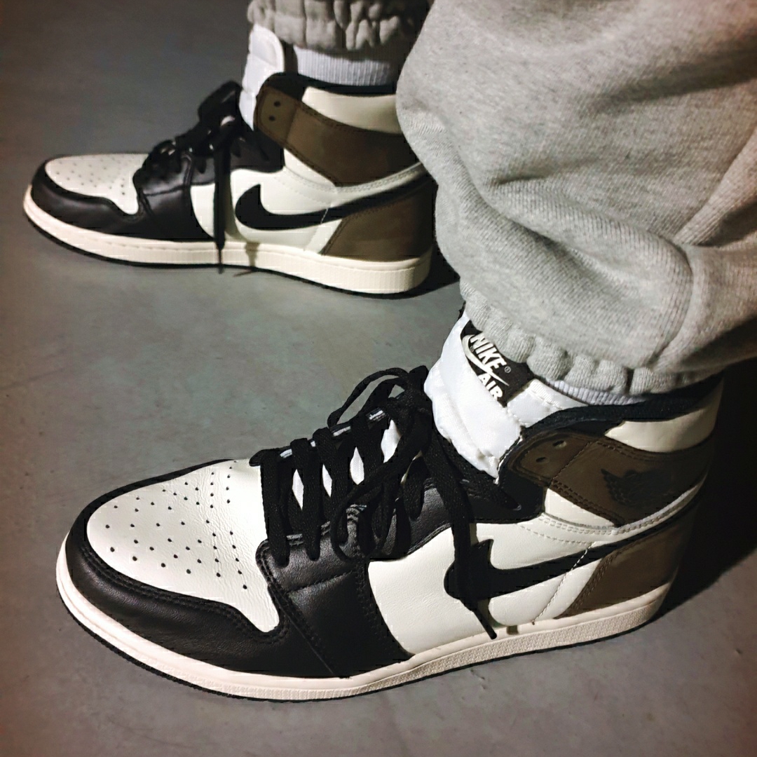 Jordan 1 Retro High OG Black Mocha 착용 스타일 - 5