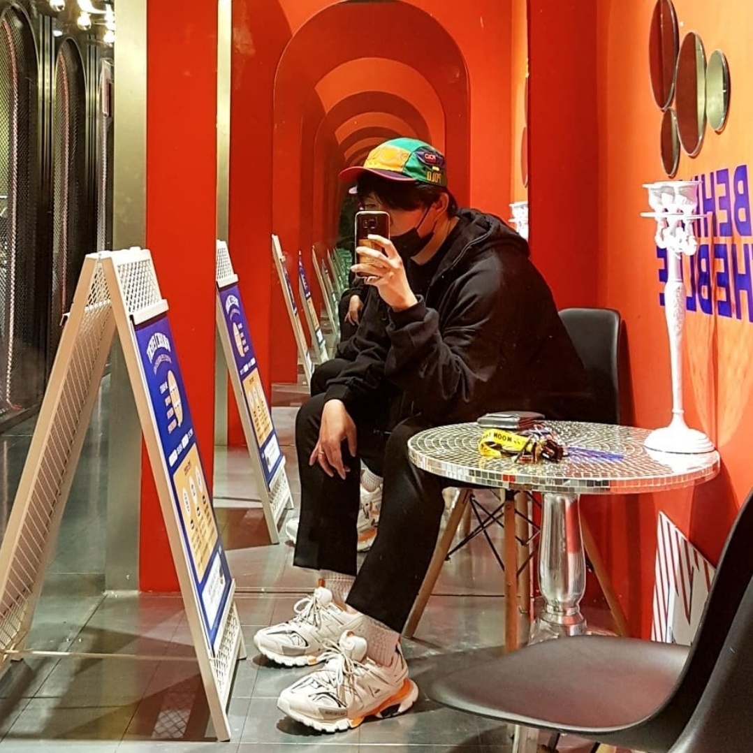 Balenciaga Track Sneakers White Orange 2019 착용 스타일