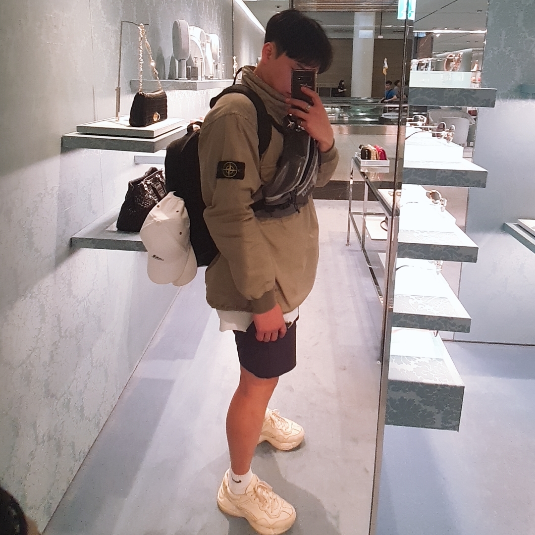 Gucci Rhyton Leather Sneakers Distressed Ivory 착용 스타일