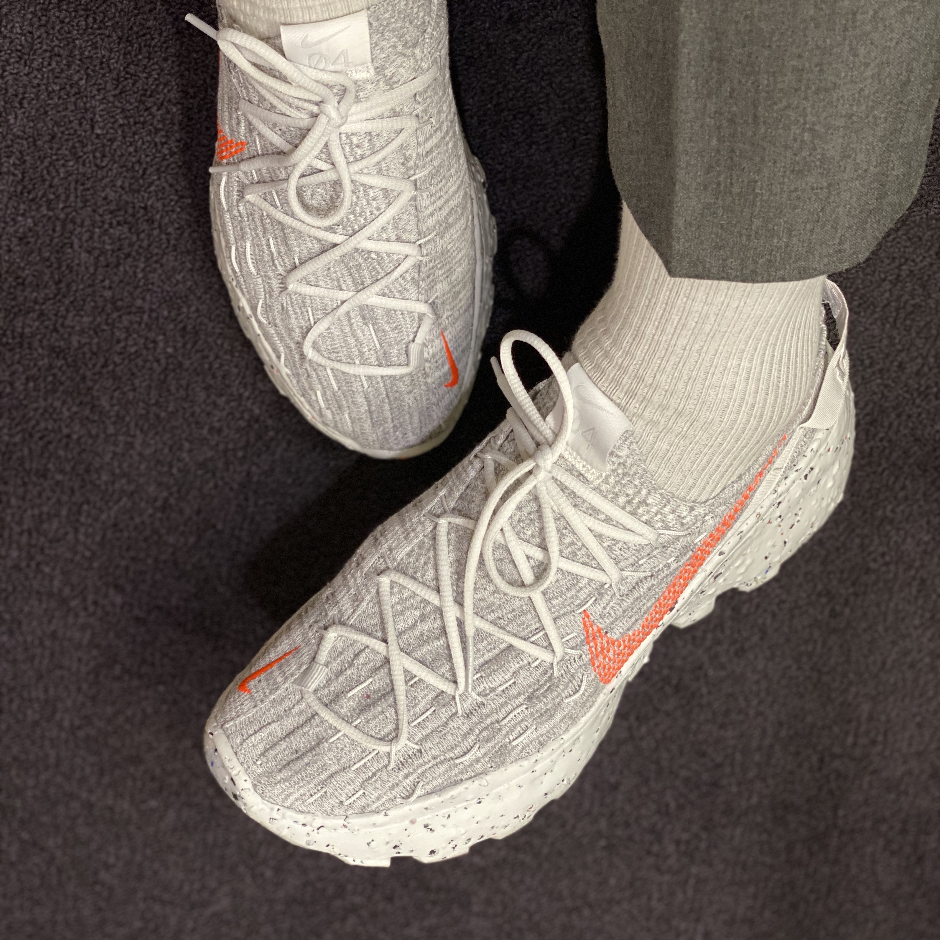 (W) Nike Space Hippie 04 Summit White Hyper Crimson 착용 스타일 - 2