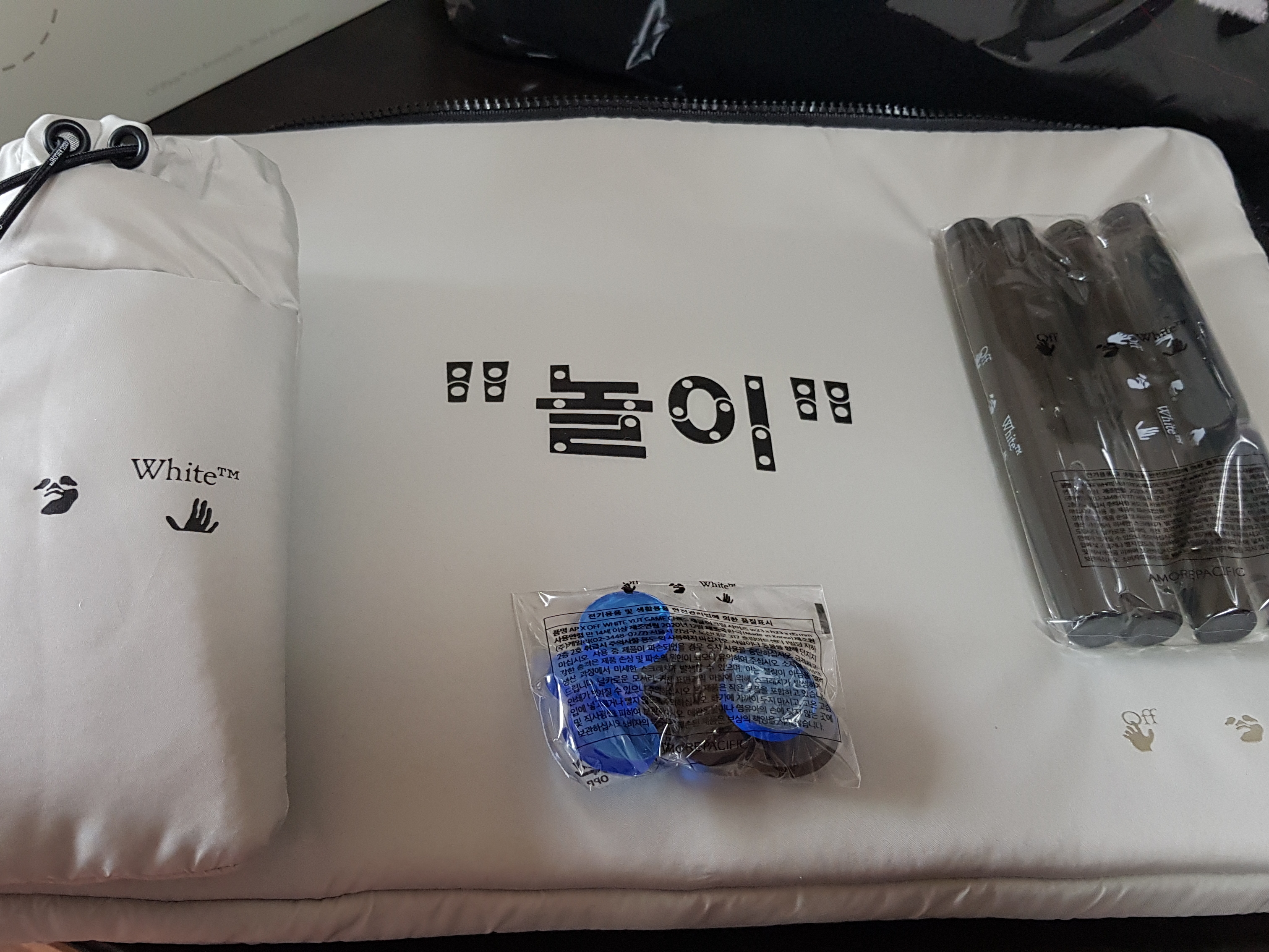 Off-White x Amore Pacific Play Kit 착용 스타일 - 2