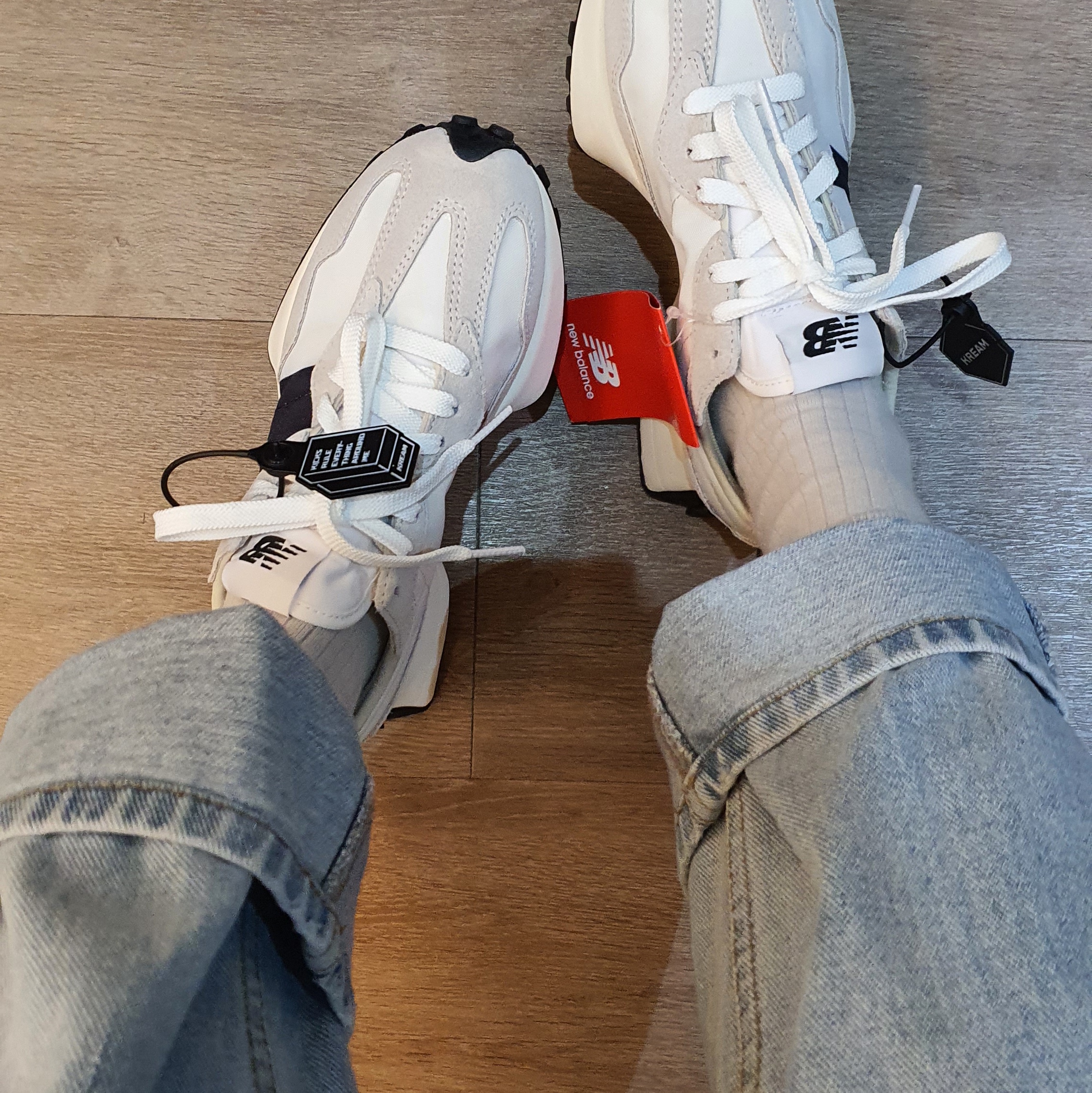 New Balance 327 White Black 착용 스타일
