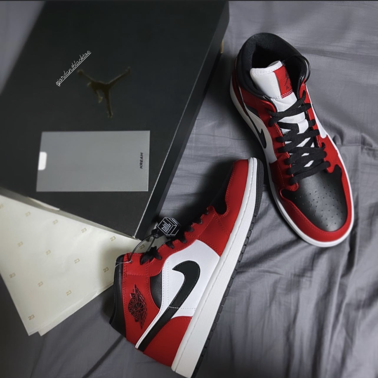 Jordan 1 Mid Chicago Black Toe 착용 스타일