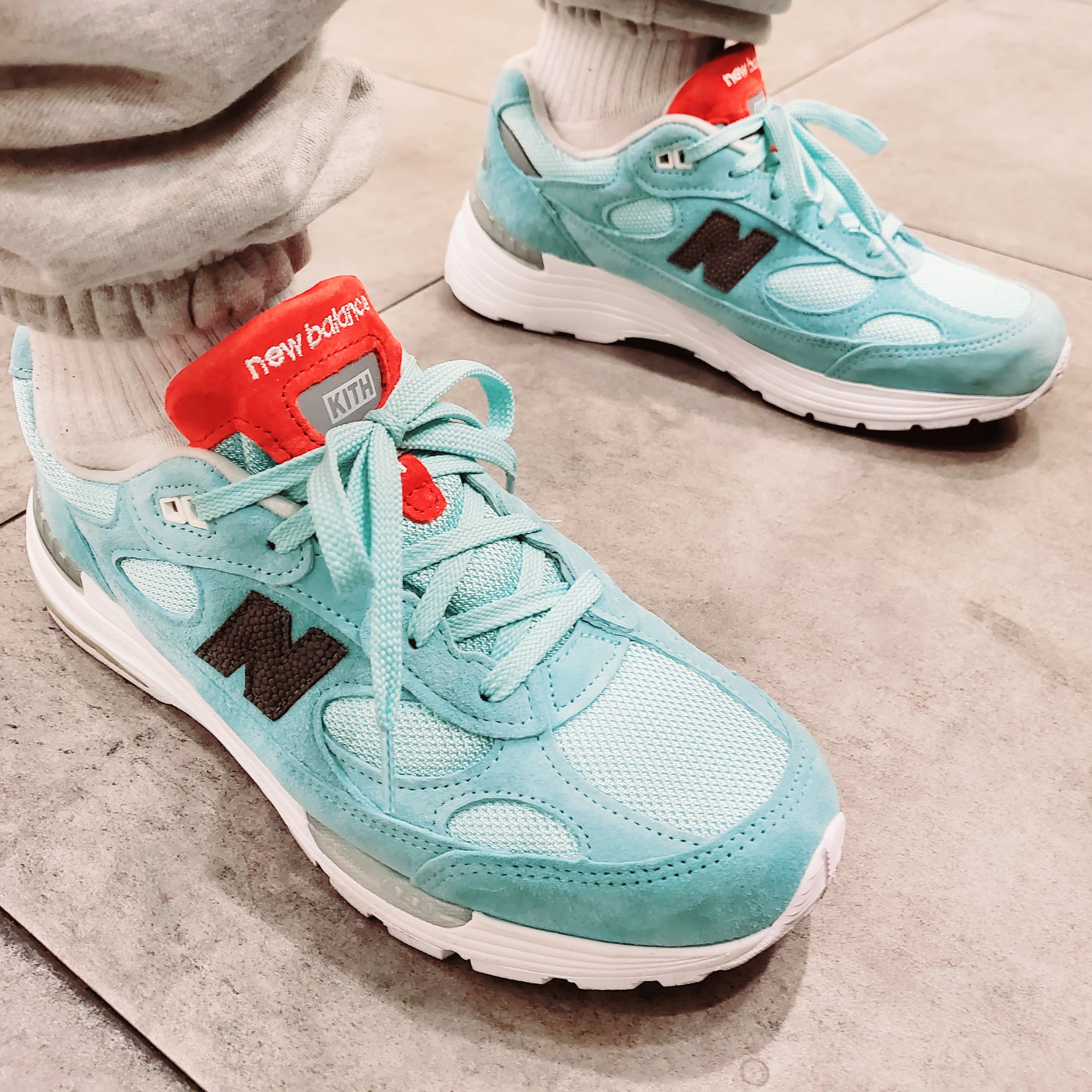 New Balance x Kith 992 Made in USA Kithmas Light Reef 착용 스타일 - 3