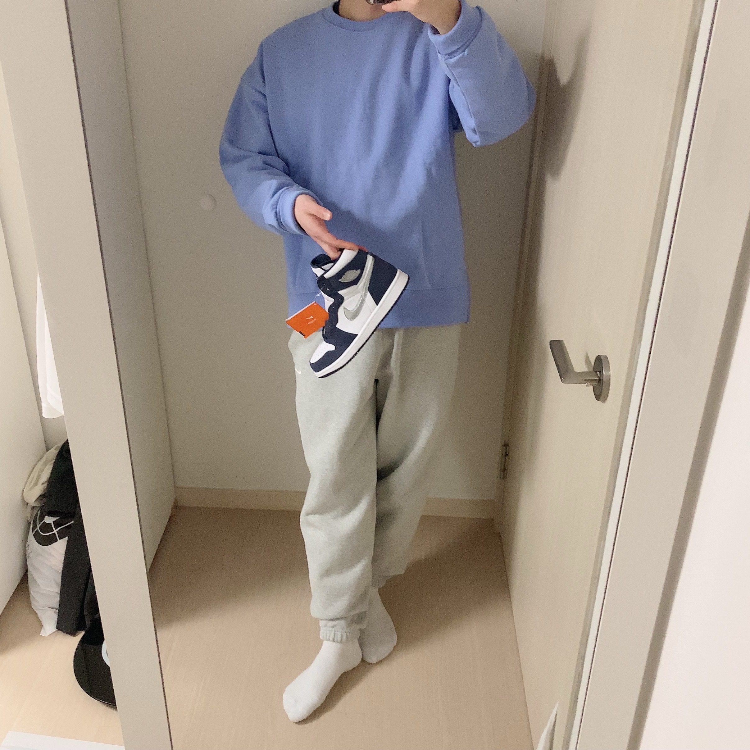 Jordan 1 Retro High OG CO.JP Midnight Navy, Nike NRG Swoosh Logo Pants Grey Heather 착용 스타일