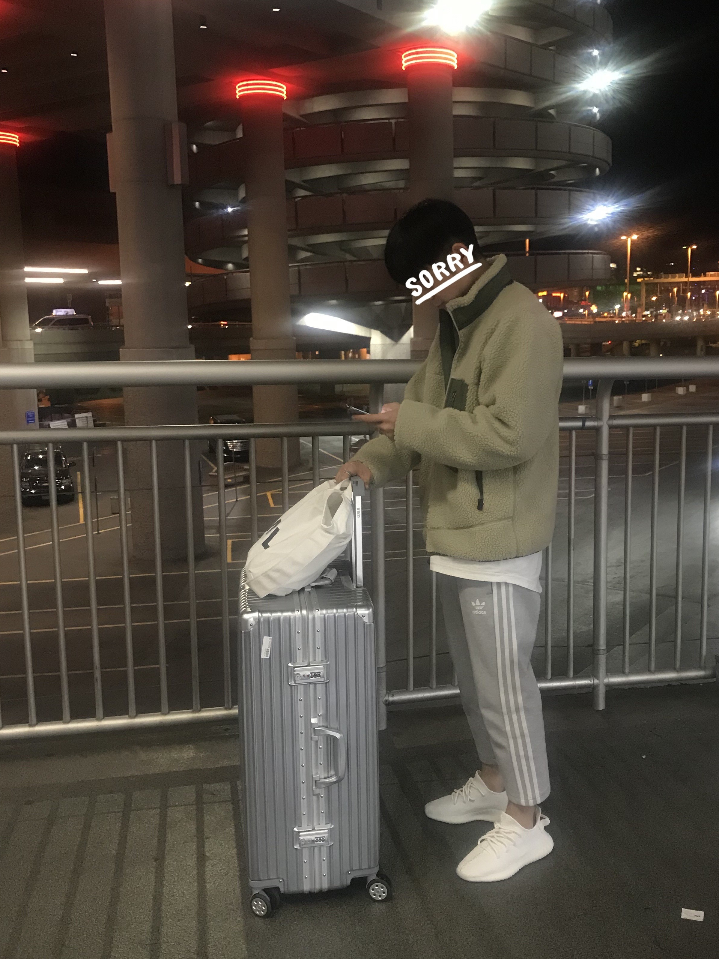 Adidas Yeezy Boost 350 V2 Cream/Triple White 착용 스타일