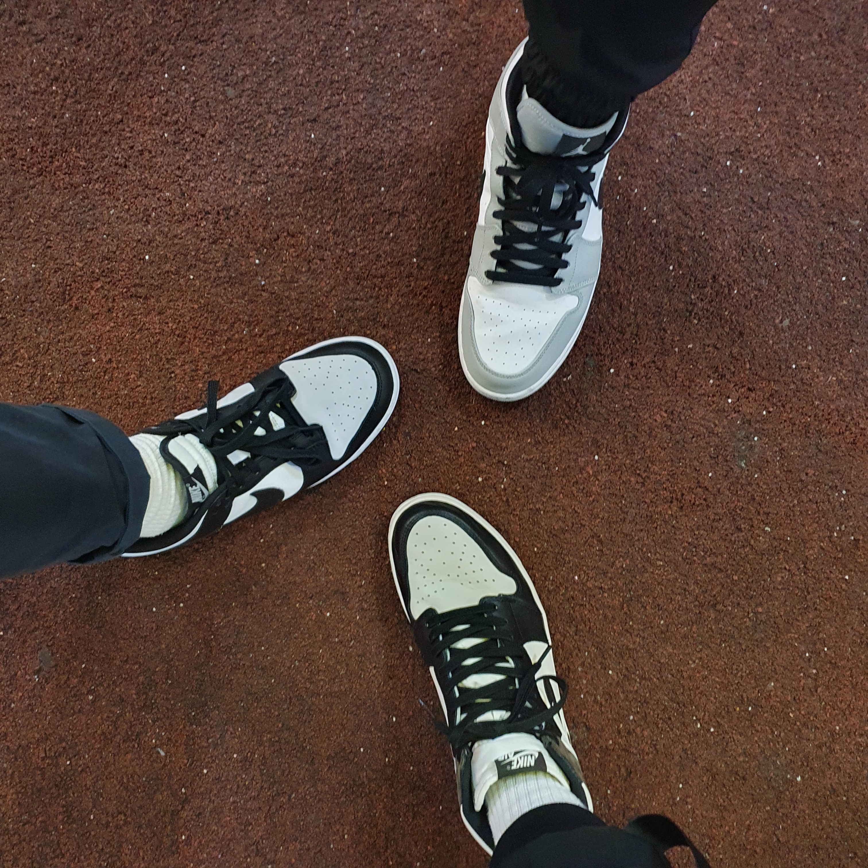Jordan 1 Retro High OG Black Mocha, Nike Dunk Low Retro Black 착용 스타일