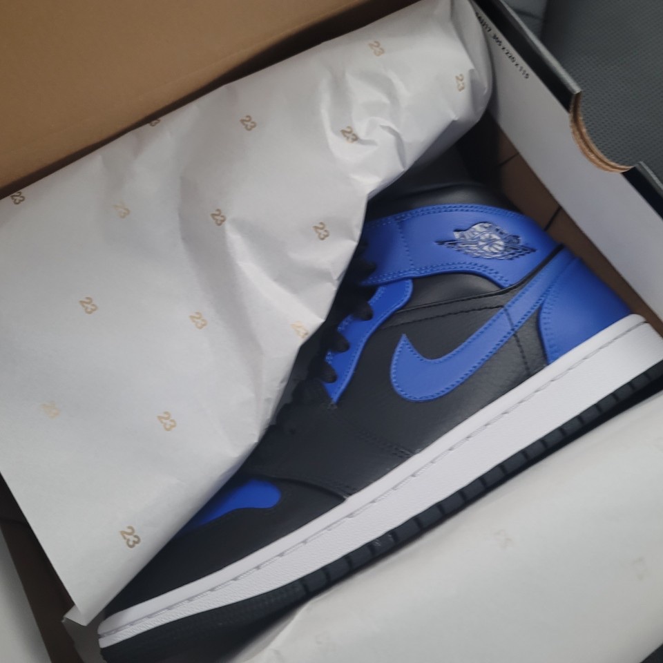 Jordan 1 Mid Black Hyper Royal 착용 스타일