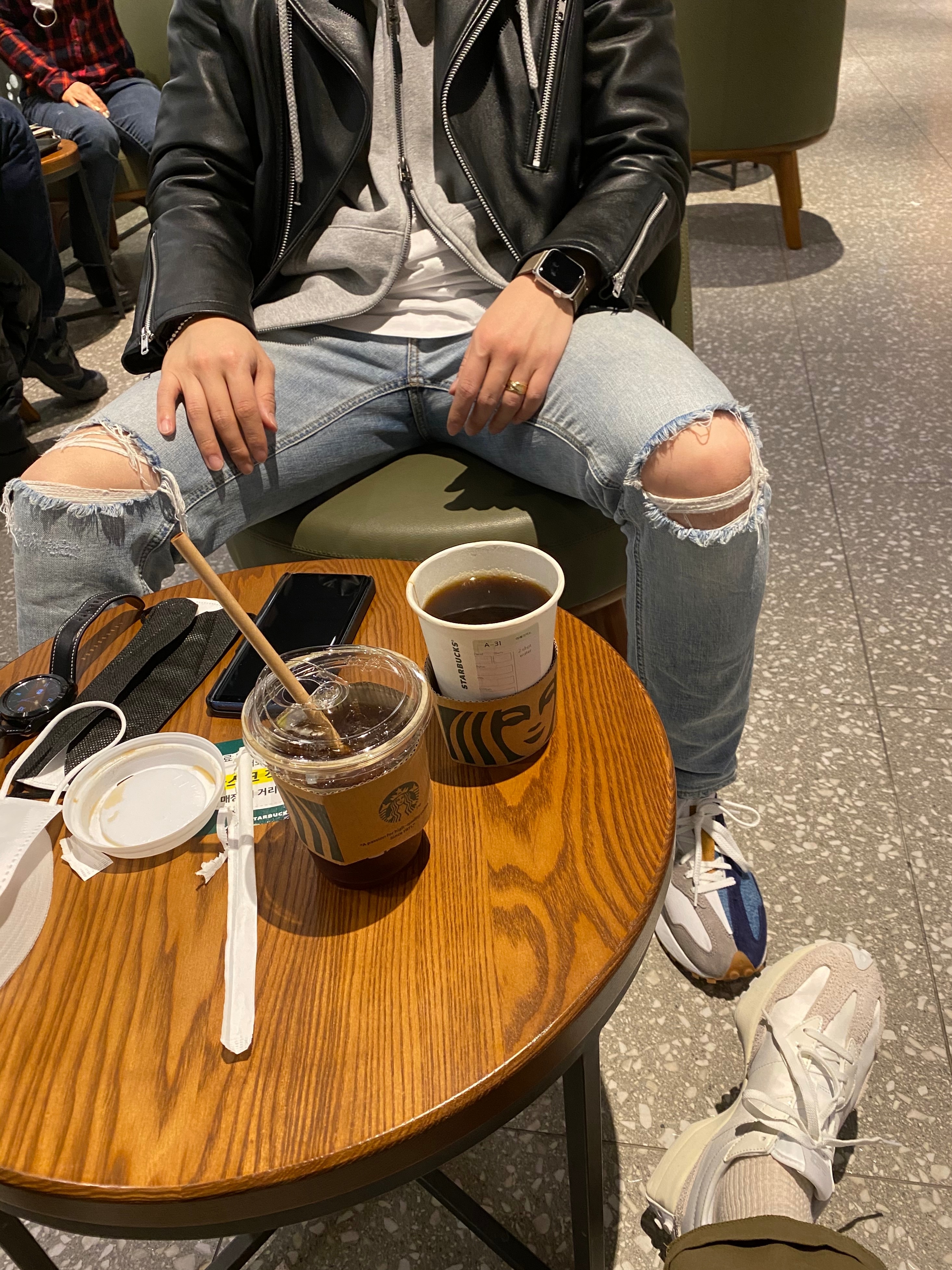 (W) New Balance 327 White Moonbeam, New Balance x Levi's 327 Navy (Levi's Tag) 착용 스타일 - 1