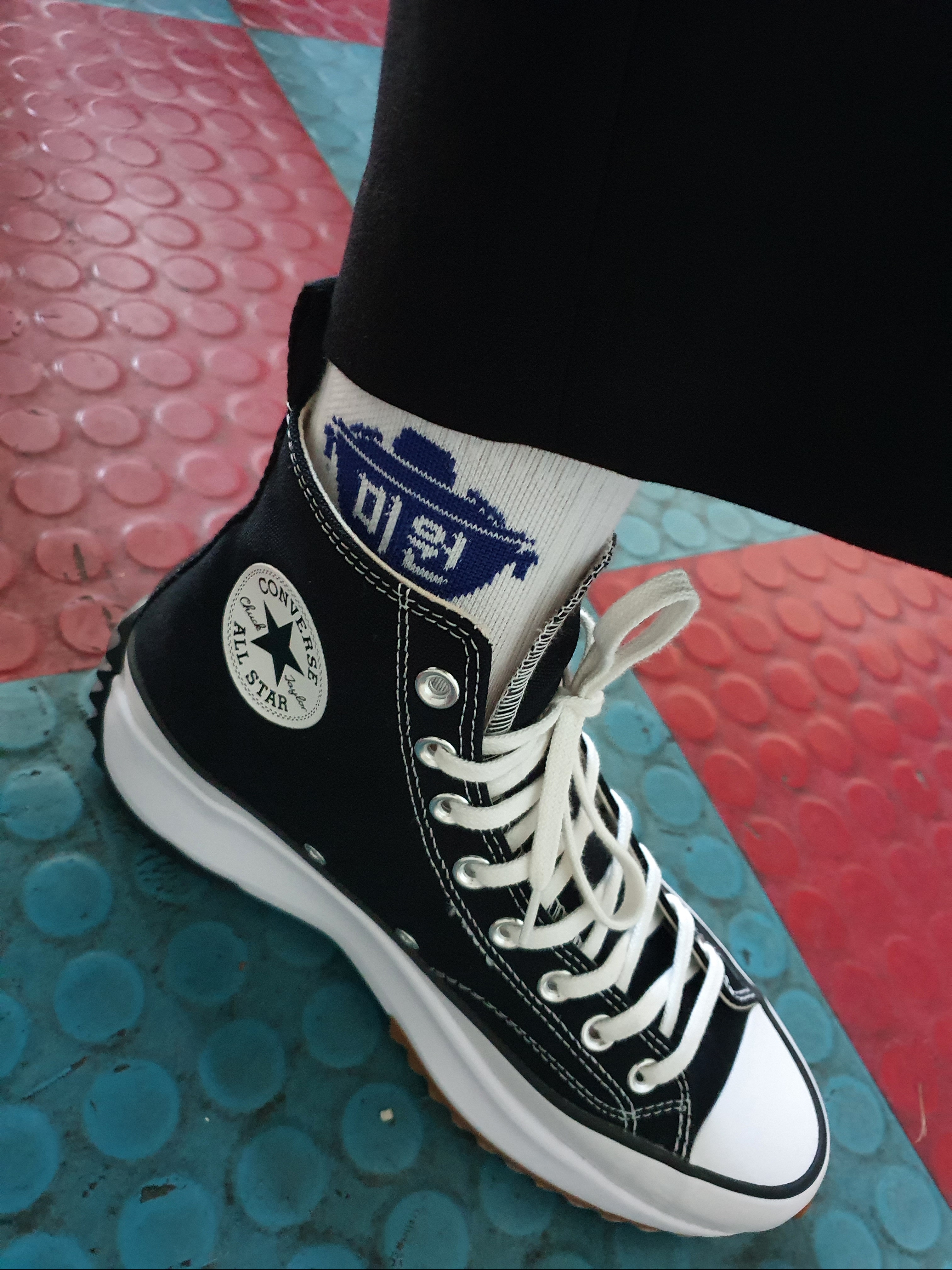 Converse Run Star Hike Hi Black White Gum 착용 스타일 - 1