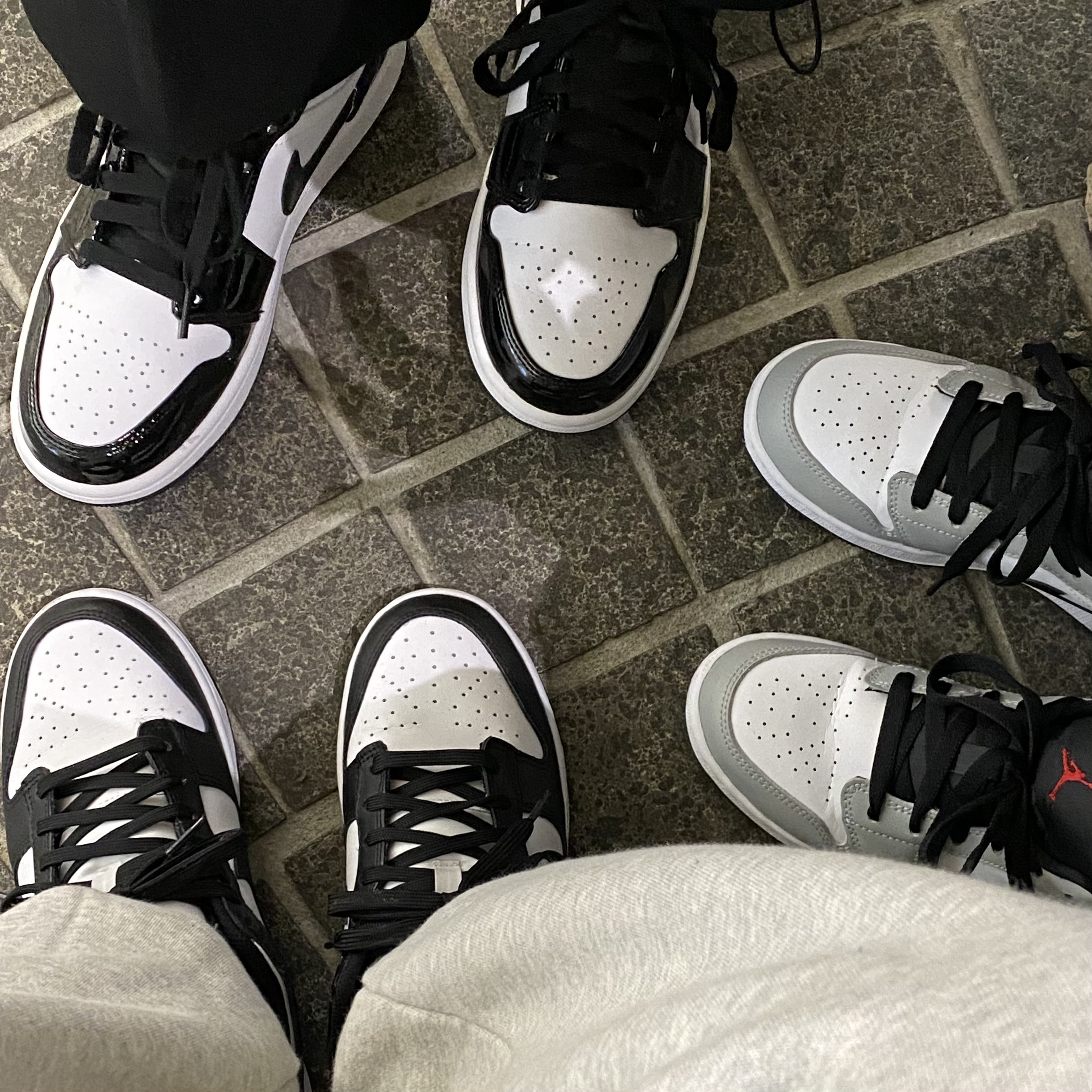 (W) Nike Dunk Low Black, (GS) Jordan 1 Low Light Smoke Grey 착용 스타일 - 2