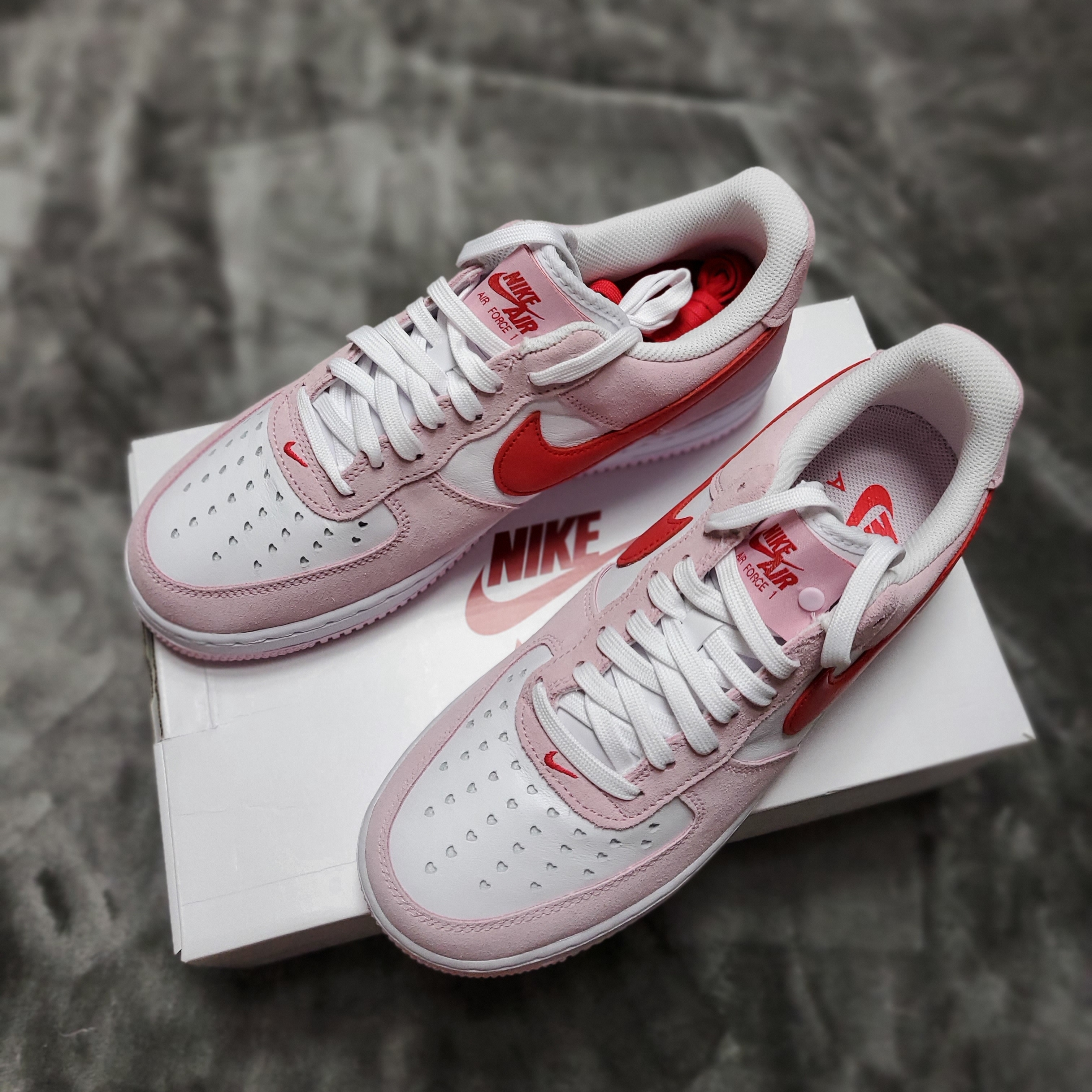 Nike Air Force 1 '07 QS Valentine's Day 착용 스타일 - 2