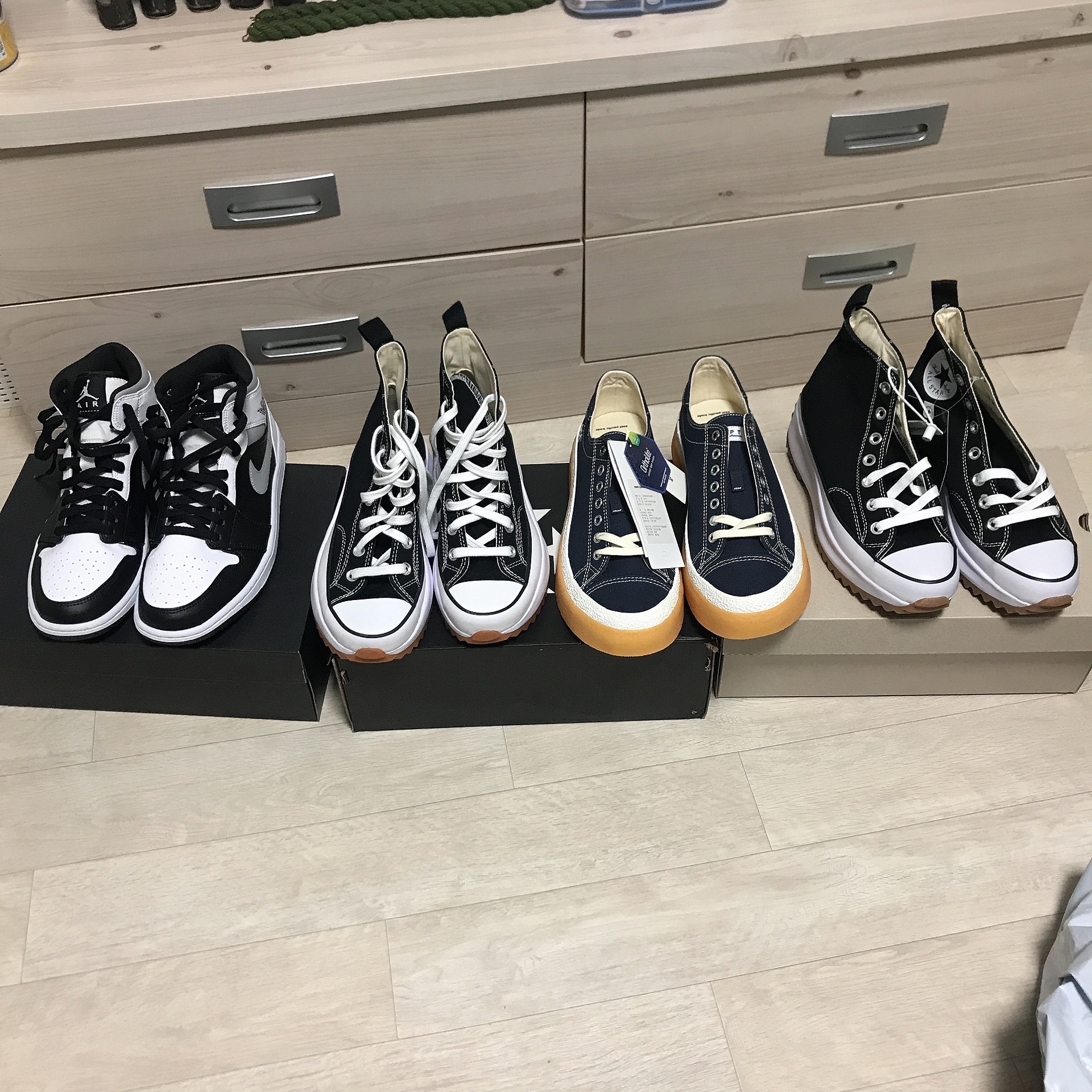 Jordan 1 Mid White Shadow, Converse Run Star Hike Hi Black White Gum 착용 스타일 - 1