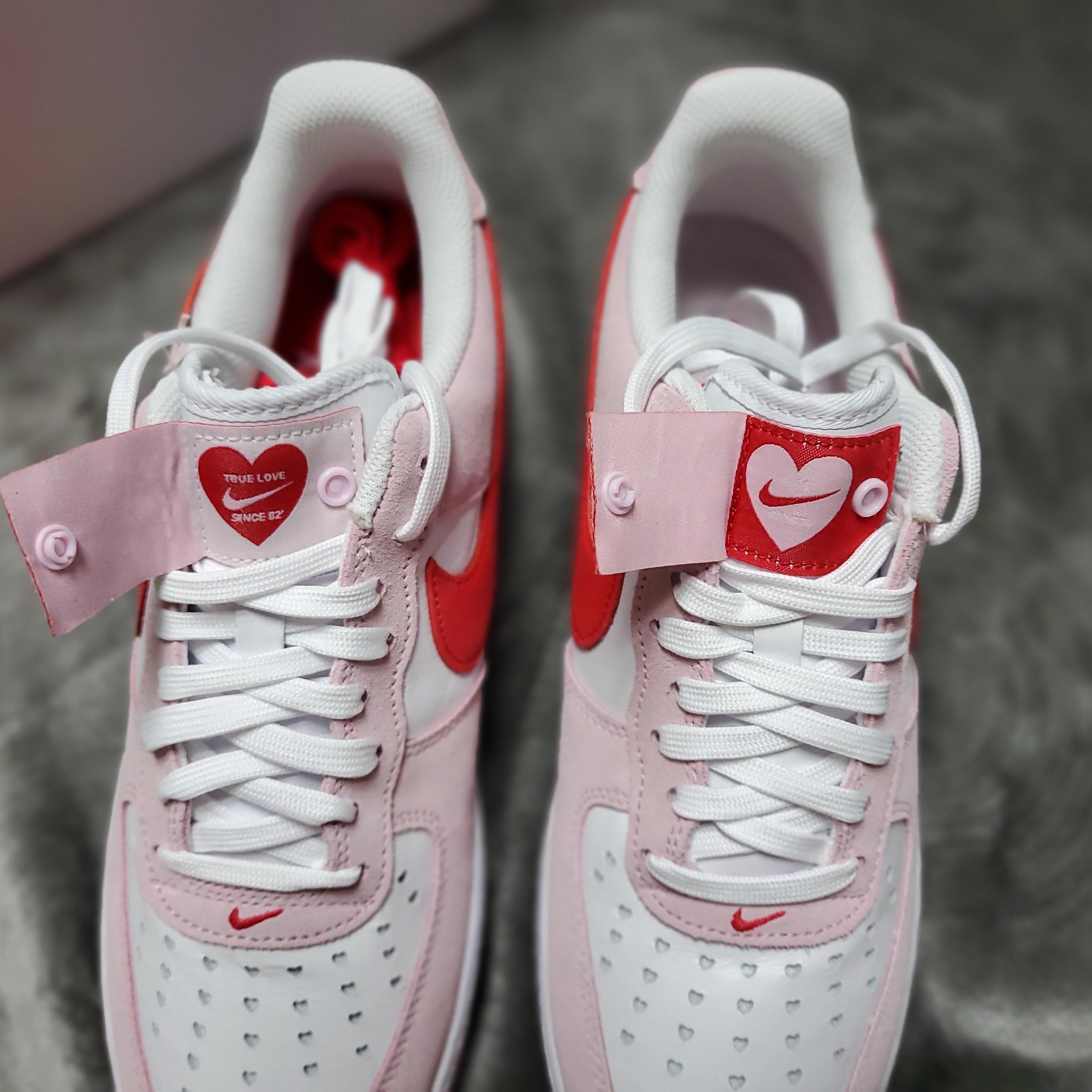 Nike Air Force 1 '07 QS Valentine's Day 착용 스타일 - 3