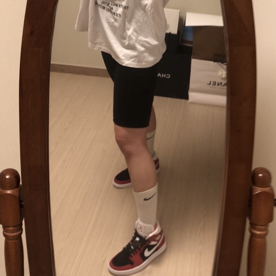 (W) Jordan 1 Mid Gym Red Black 착용 스타일
