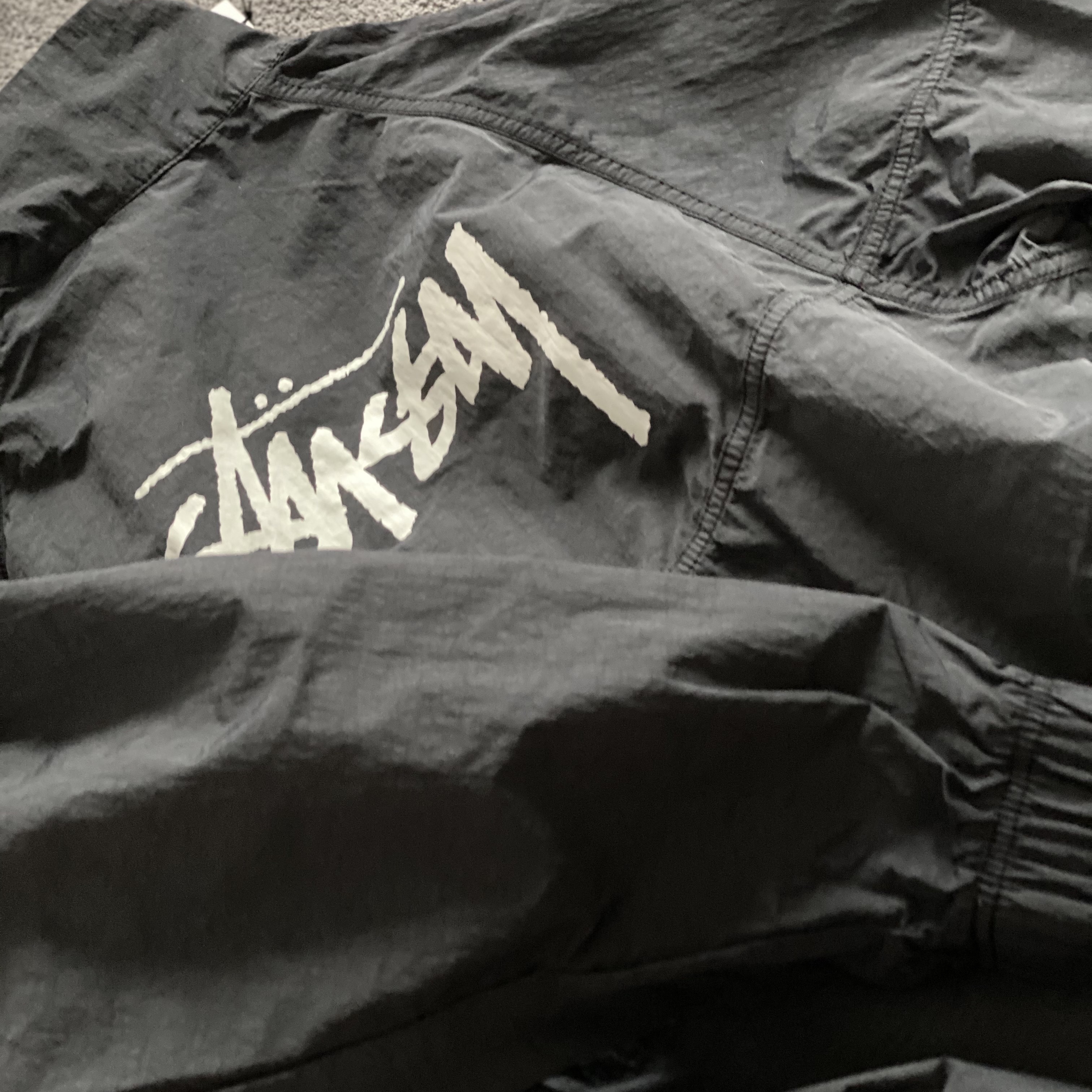 Nike x Stussy Windrunner Jacket Off Noir 착용 스타일 - 2