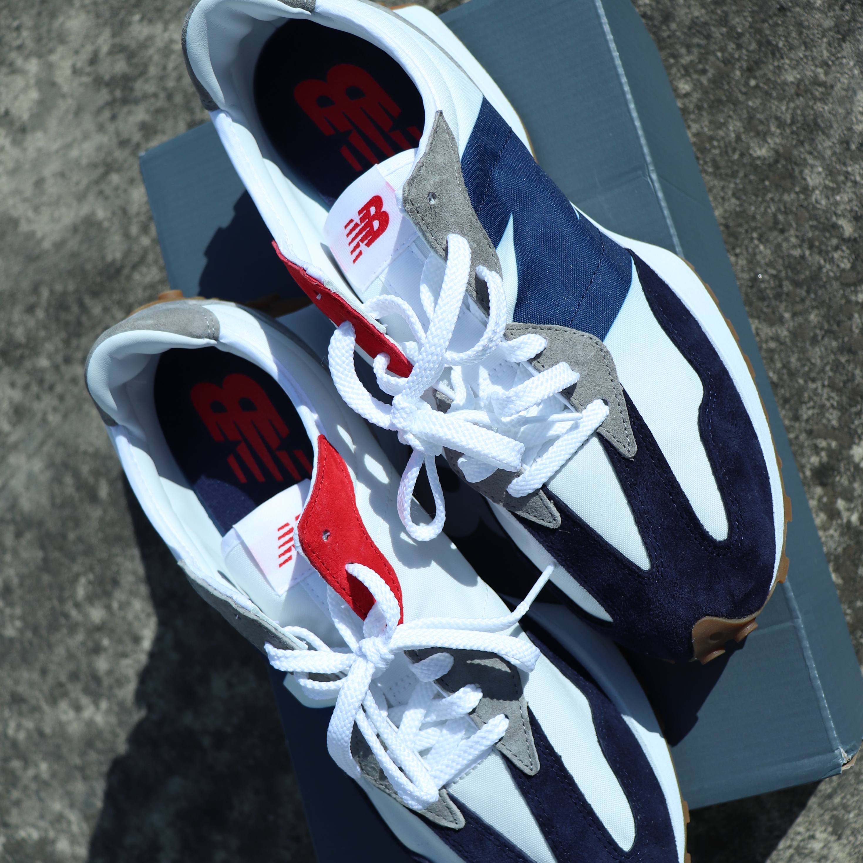 New Balance 327 Navy White Gum 착용 스타일