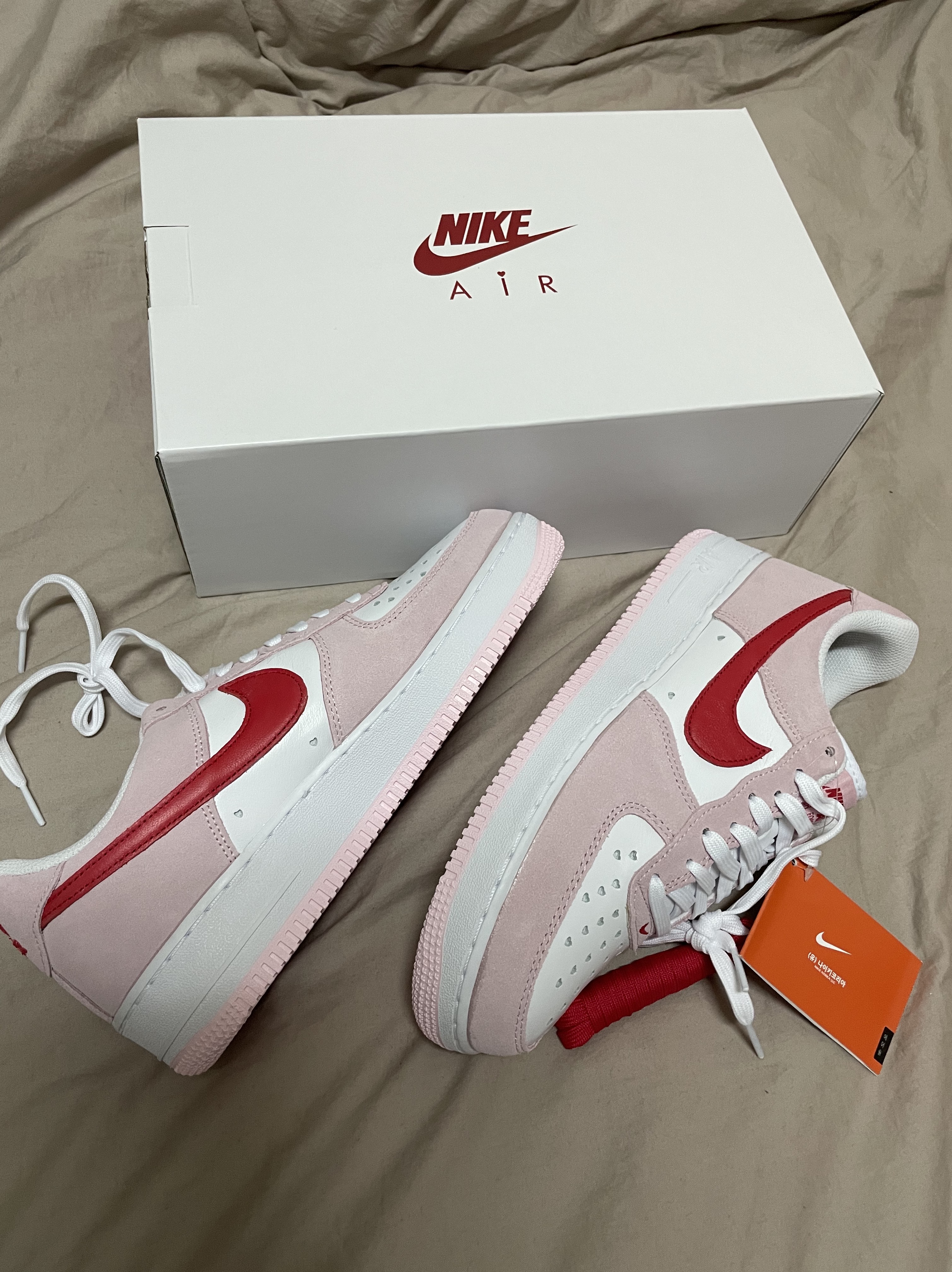 Nike Air Force 1 '07 QS Valentine's Day 착용 스타일