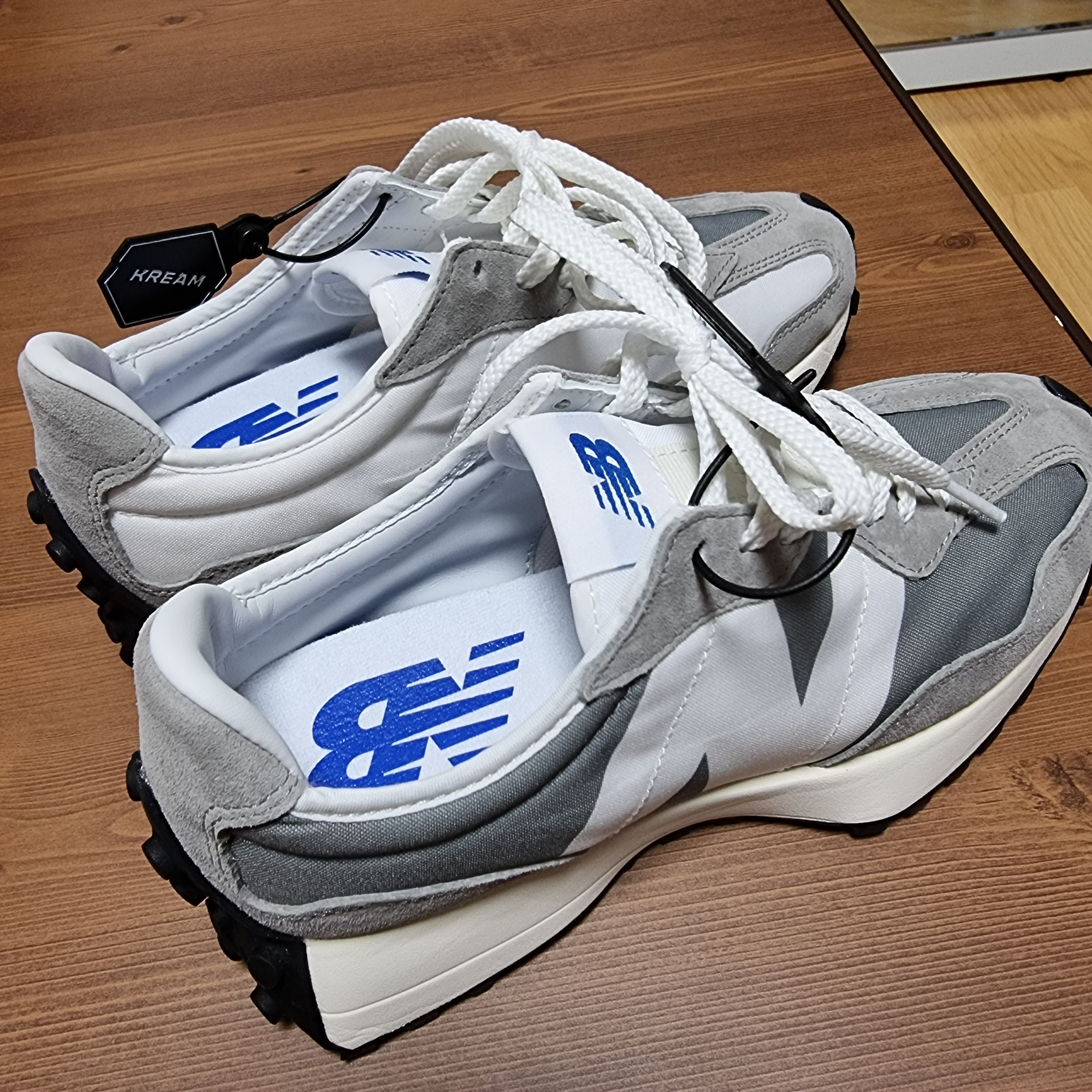 New Balance 327 Grey 착용 스타일