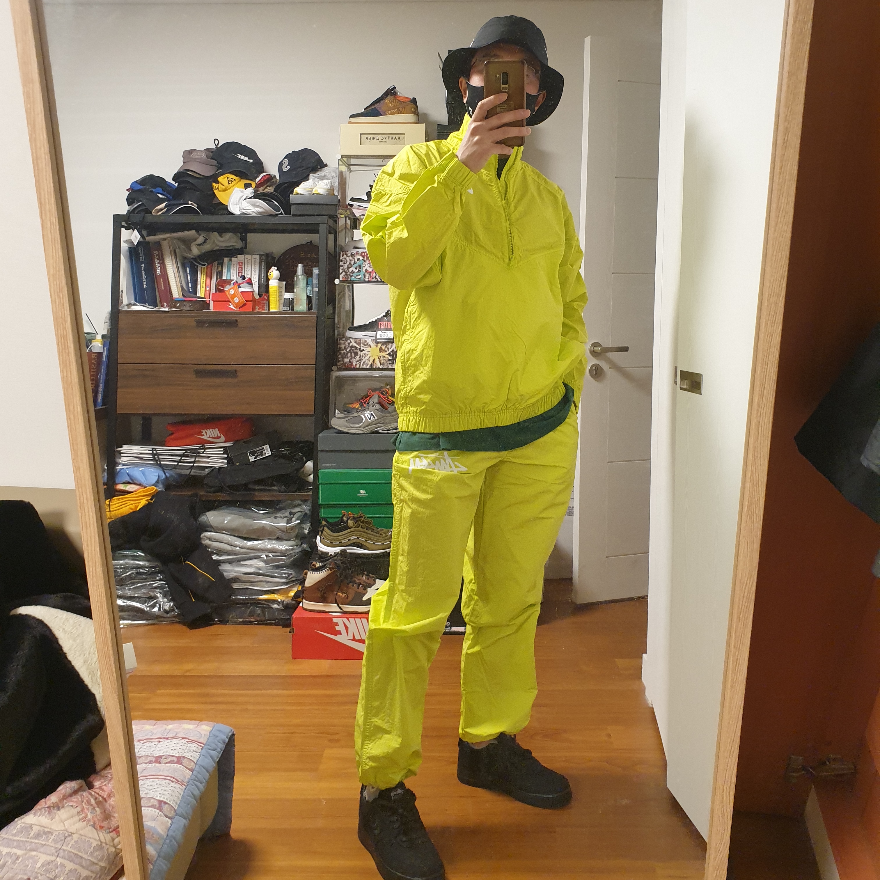 Nike x Stussy Air Force 1 Low Triple Black, Nike x Stussy Windrunner Jacket Bright Cactus 착용 스타일 - 1