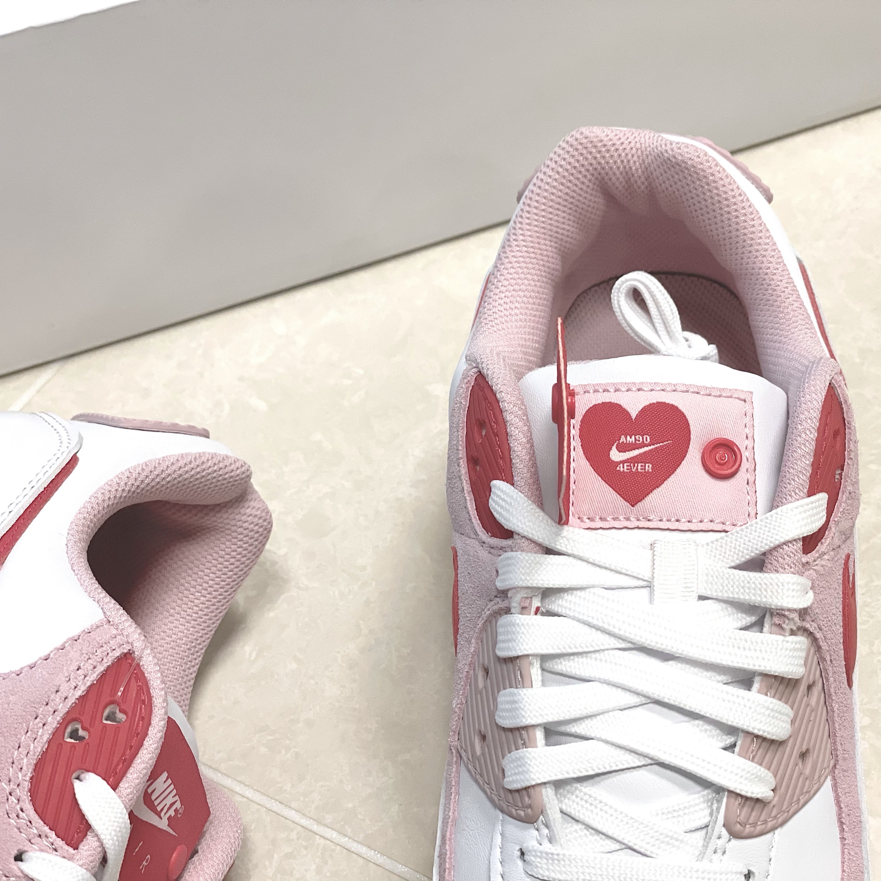 (W) Nike Air Max 90 QS Valentine's Day 착용 스타일 - 3