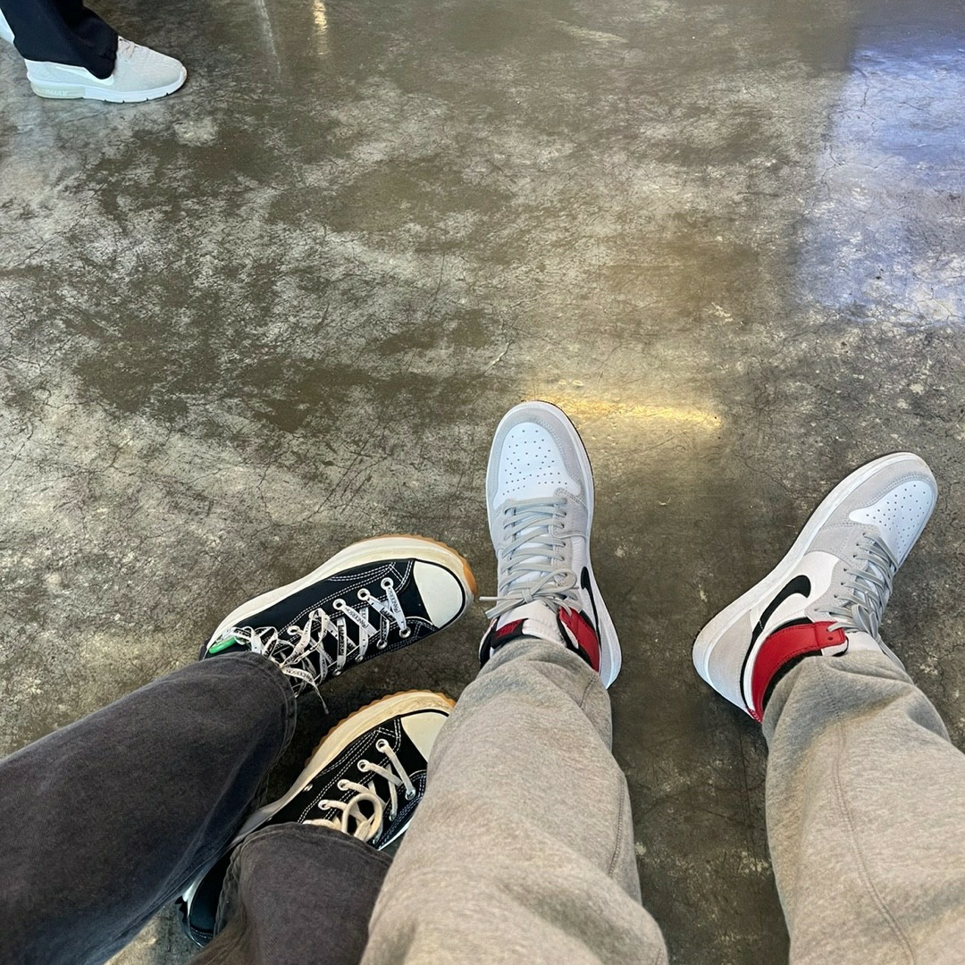 Converse x JW Anderson Run Star Hike Hi Black, Jordan 1 Retro High OG Light Smoke Grey 착용 스타일 - 2