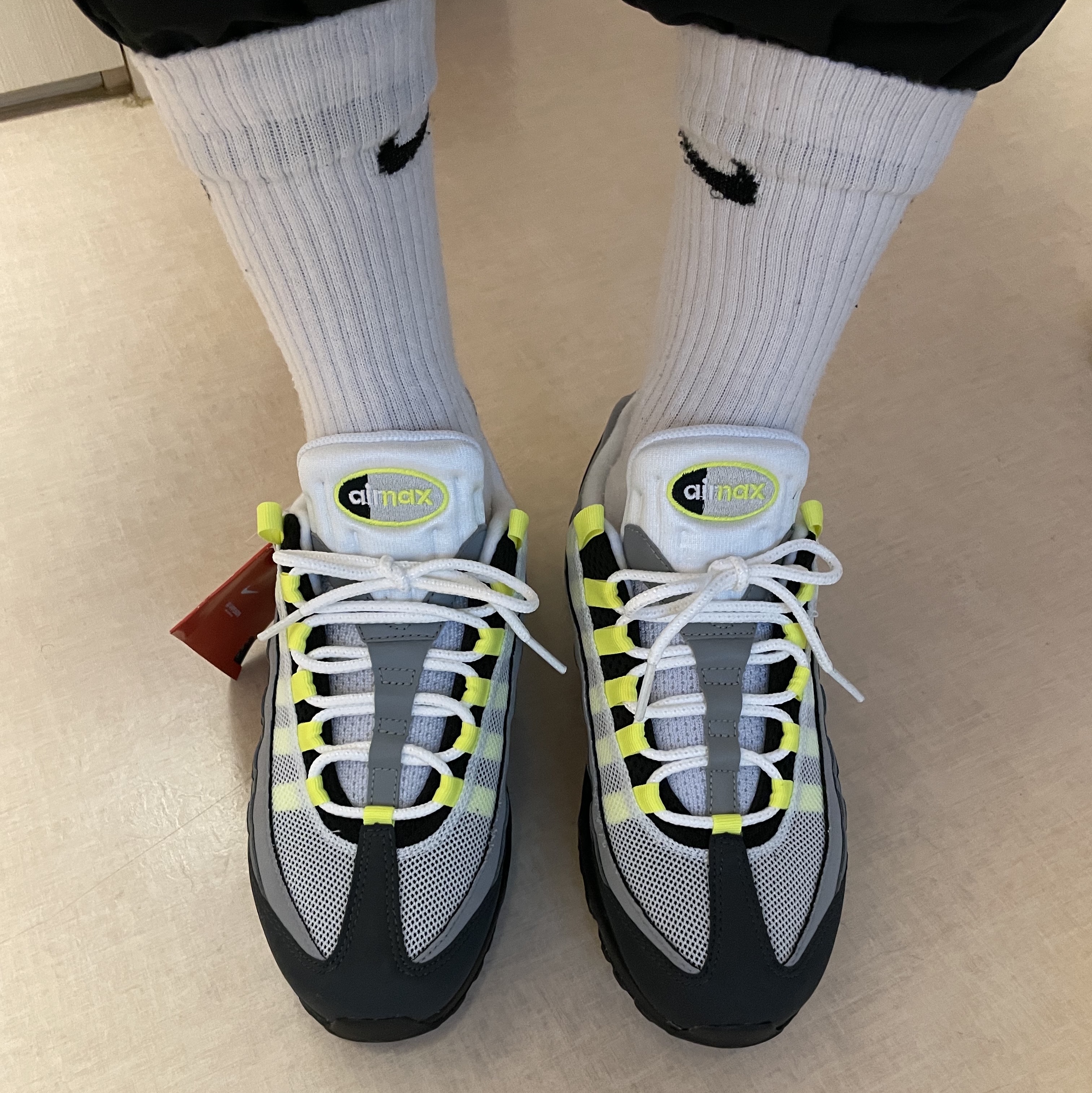 Nike Air Max 95 OG Neon Yellow 2020 착용 스타일 - 2