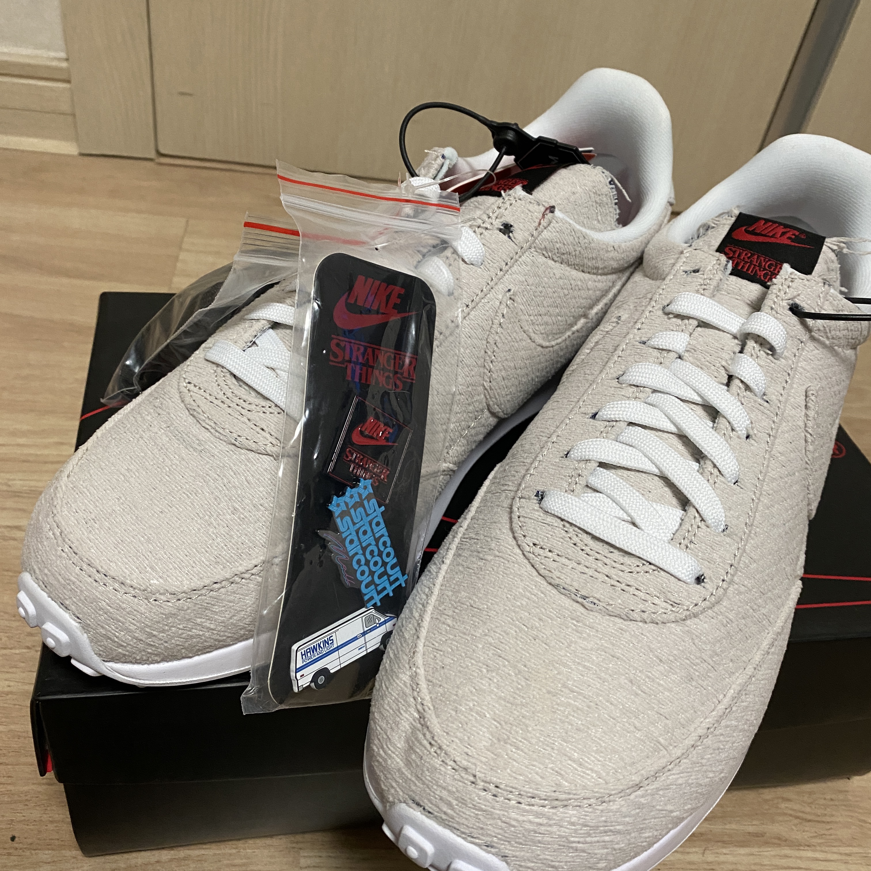 Nike x Stranger Things Air Tailwind 79 Sail Upside Down Pack 착용 스타일
