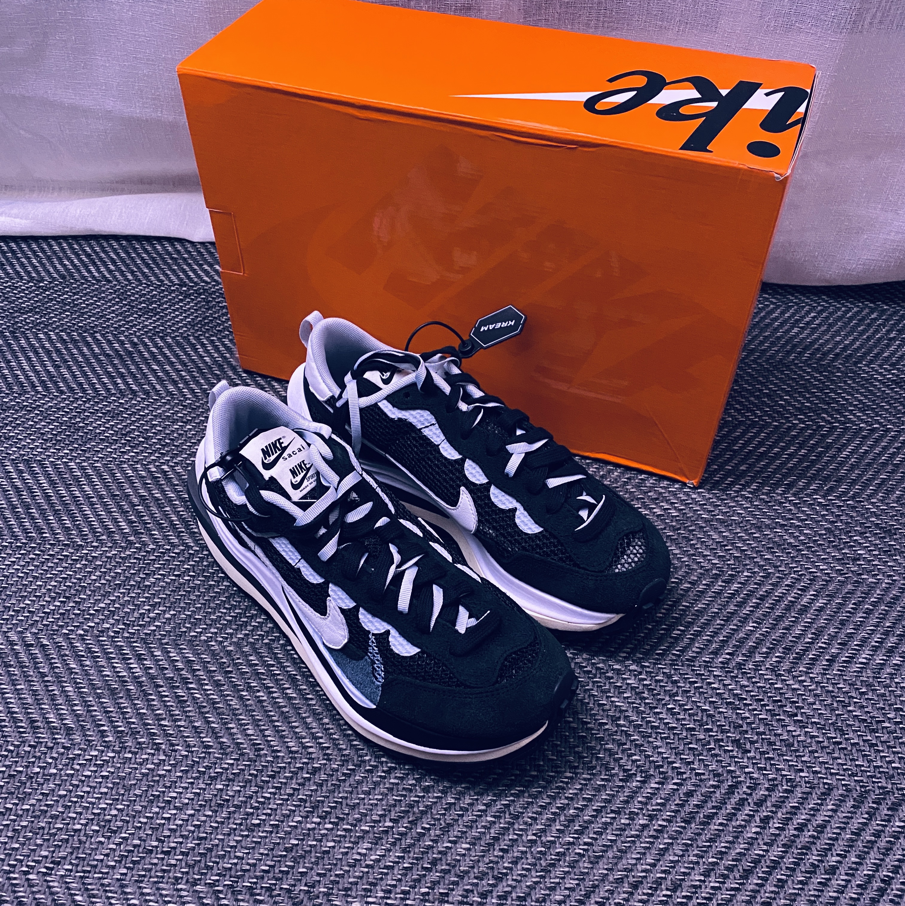 Nike x Sacai VaporWaffle Black White 착용 스타일 - 3