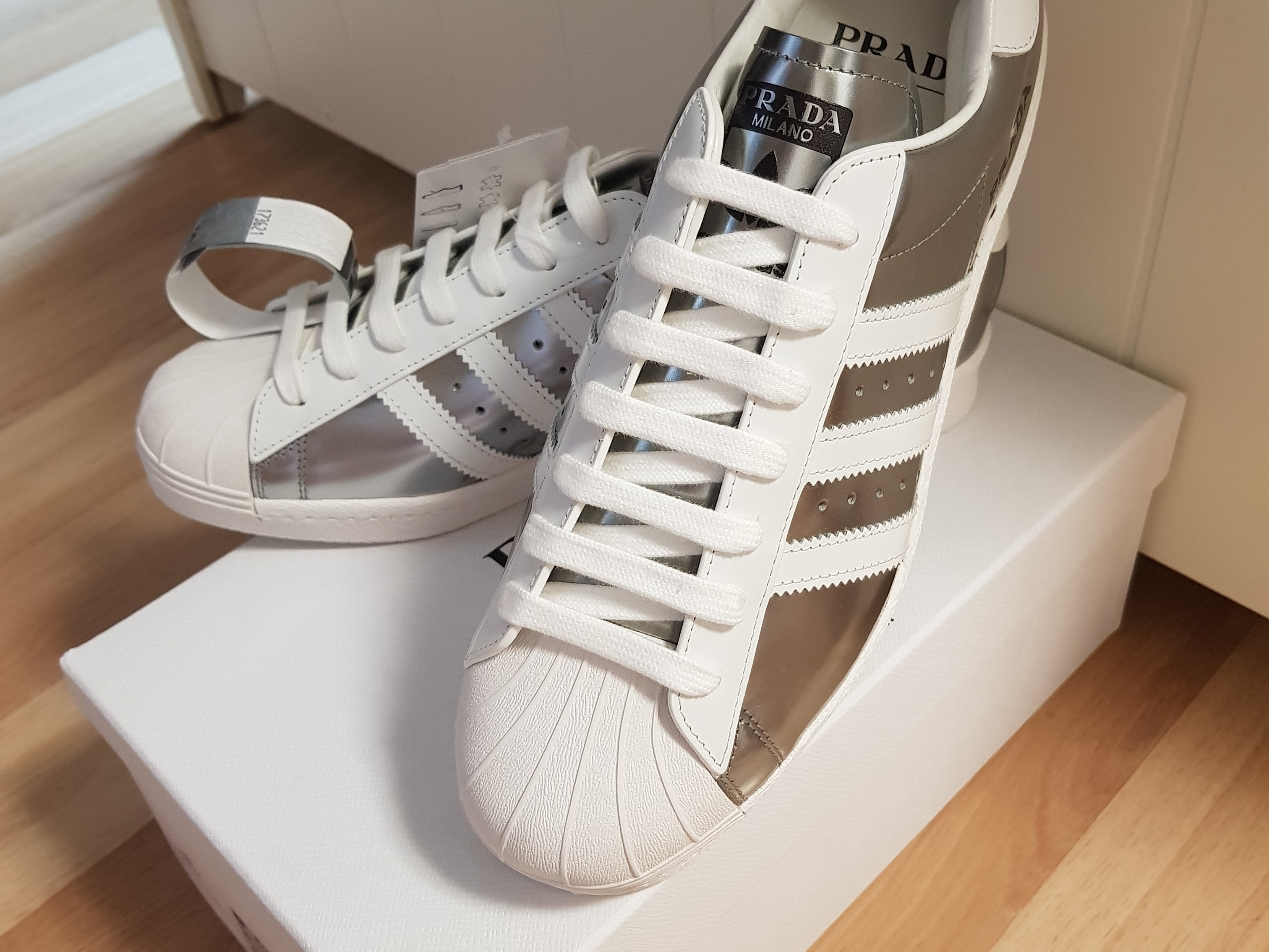 Adidas x Prada Superstar Metallic Silver 착용 스타일 - 4