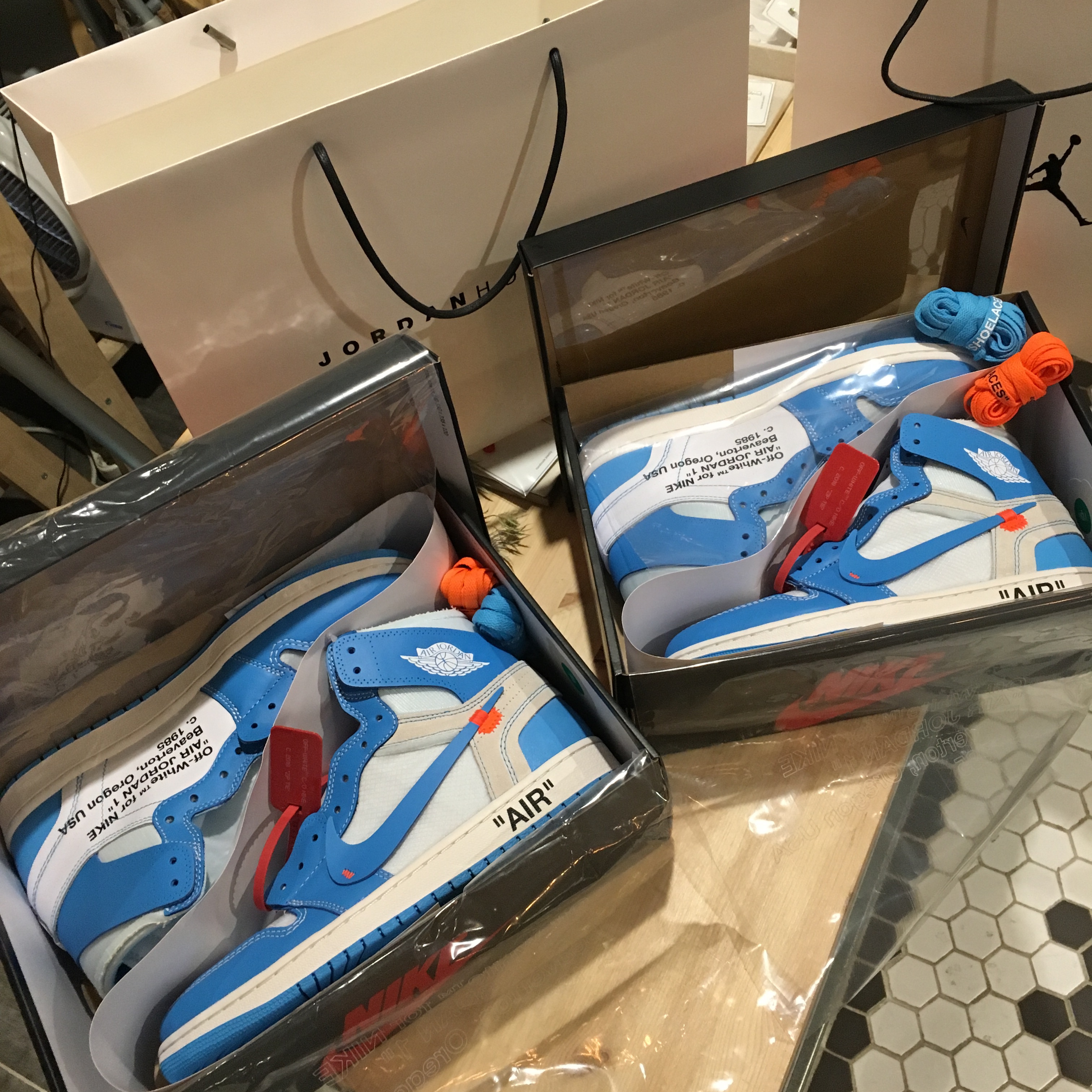 Jordan 1 x Off-White Retro High University Blue 착용 스타일 - 2