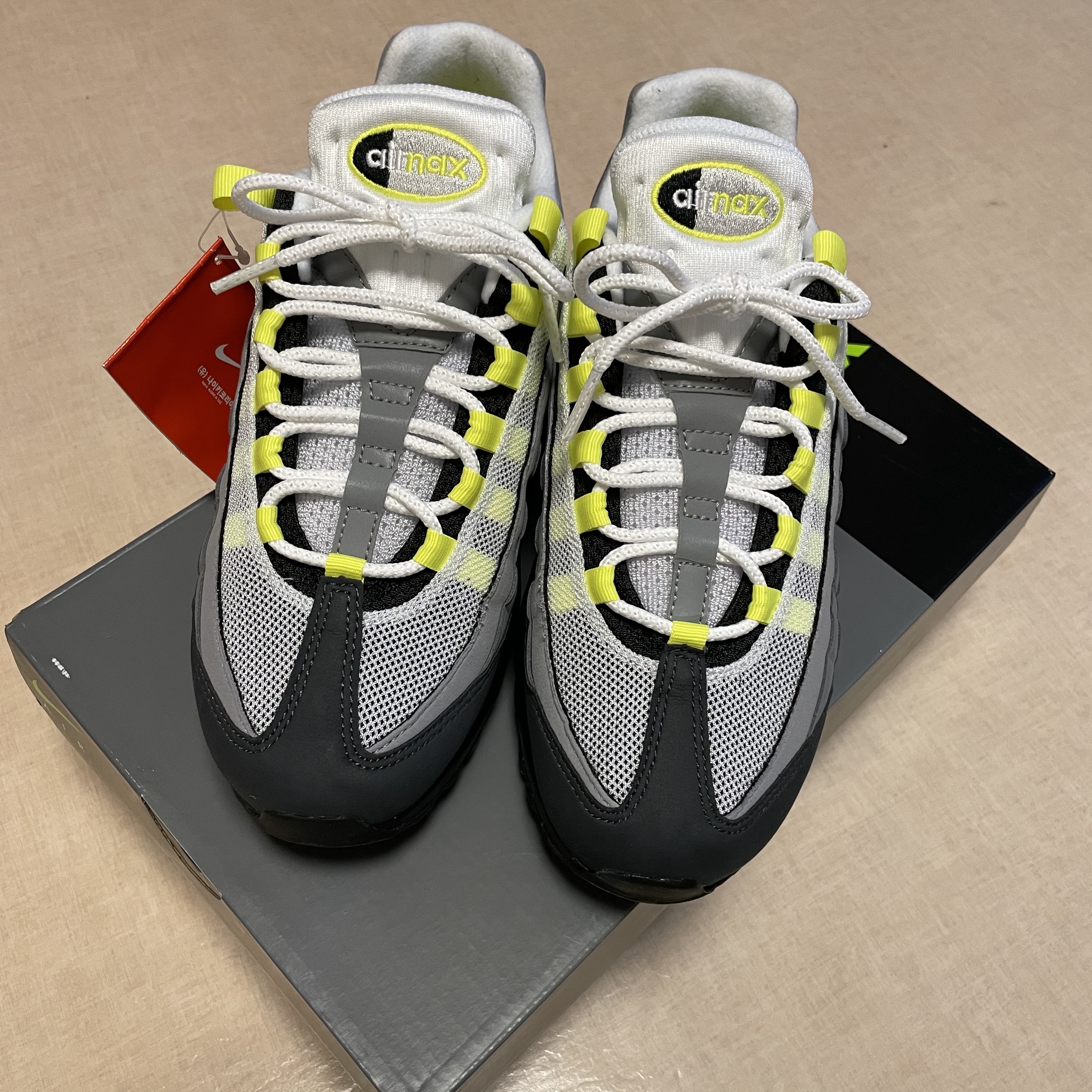 Nike Air Max 95 OG Neon Yellow 2020 착용 스타일 - 1