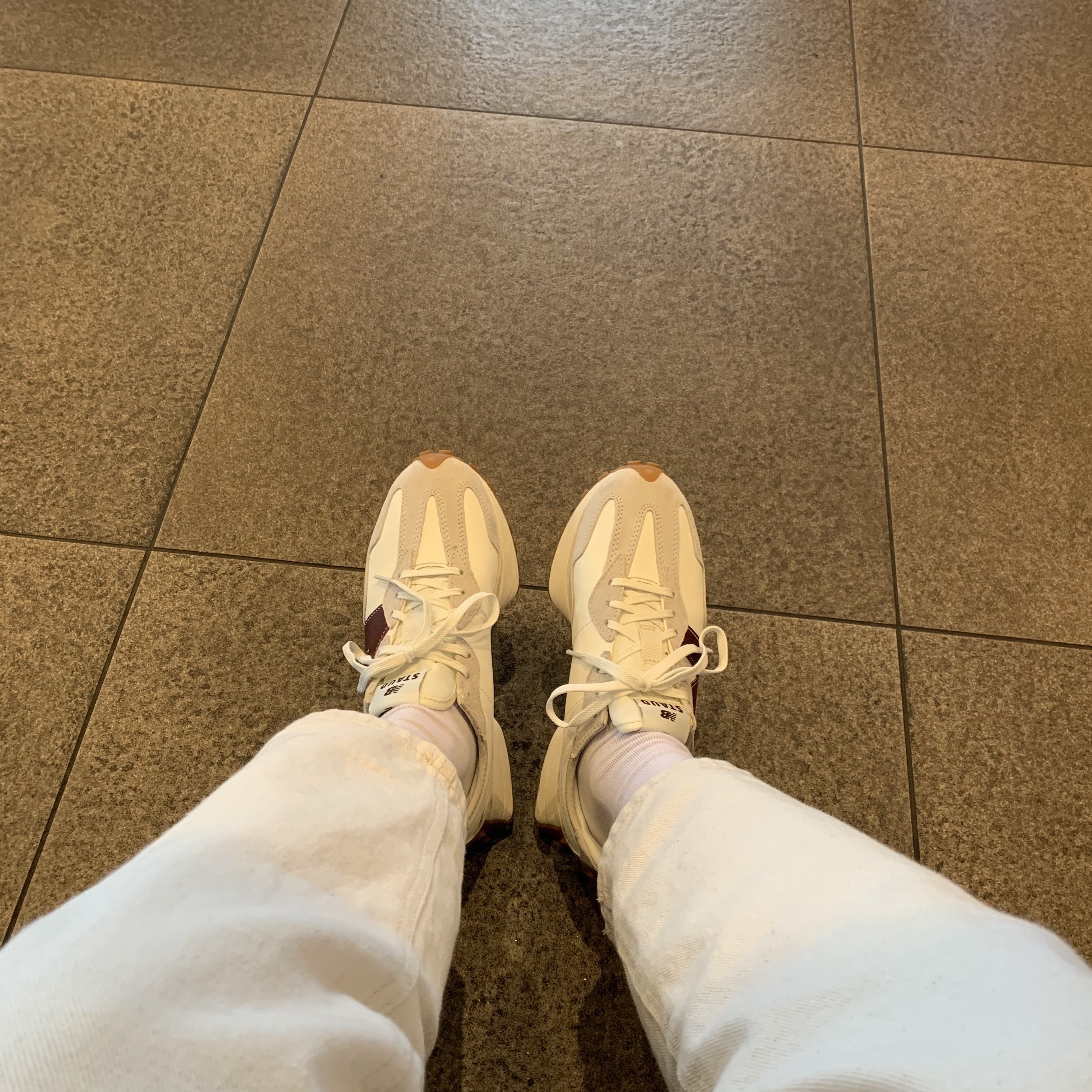 (W) New Balance x Staud 327 Moonbeam 착용 스타일
