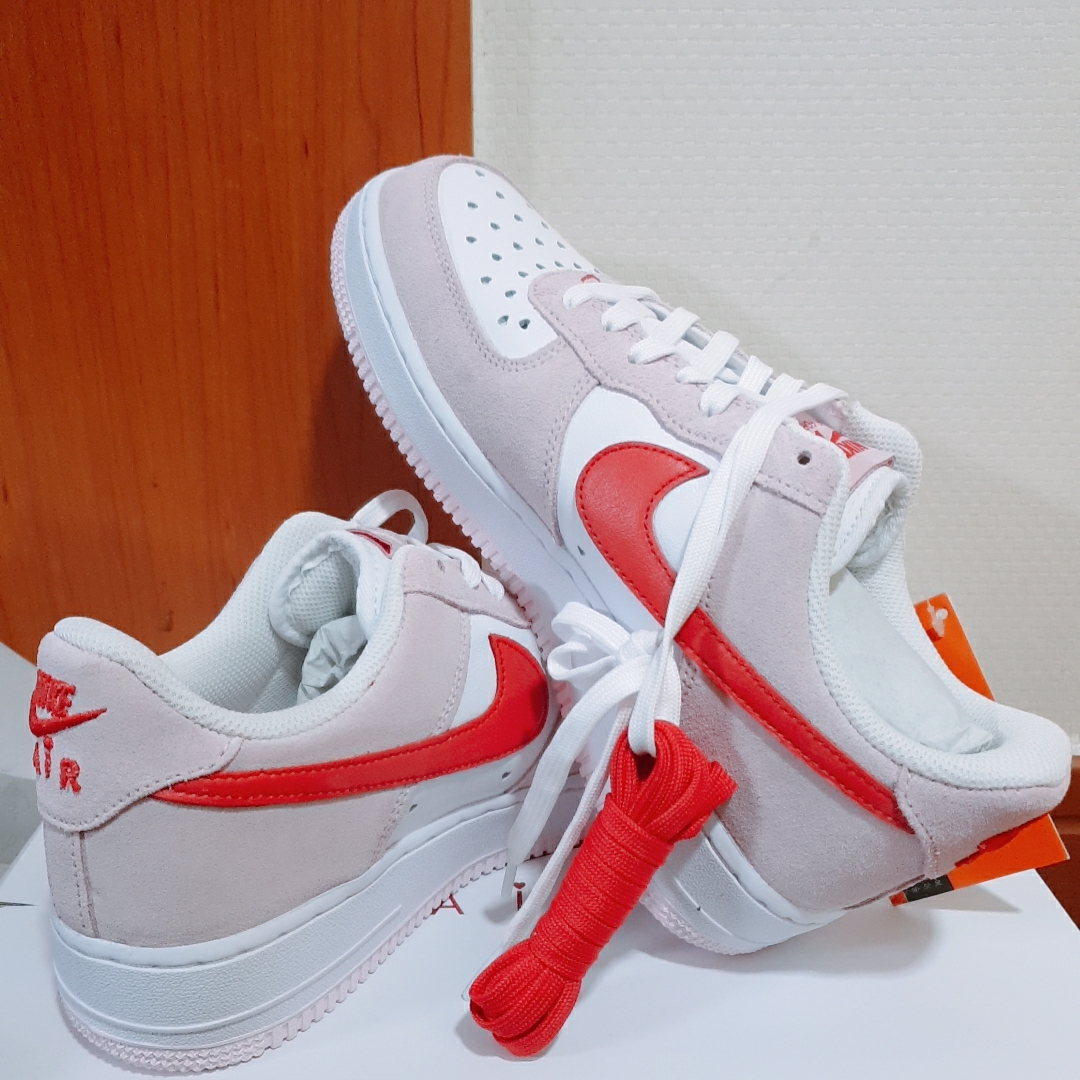 Nike Air Force 1 '07 QS Valentine's Day 착용 스타일 - 3