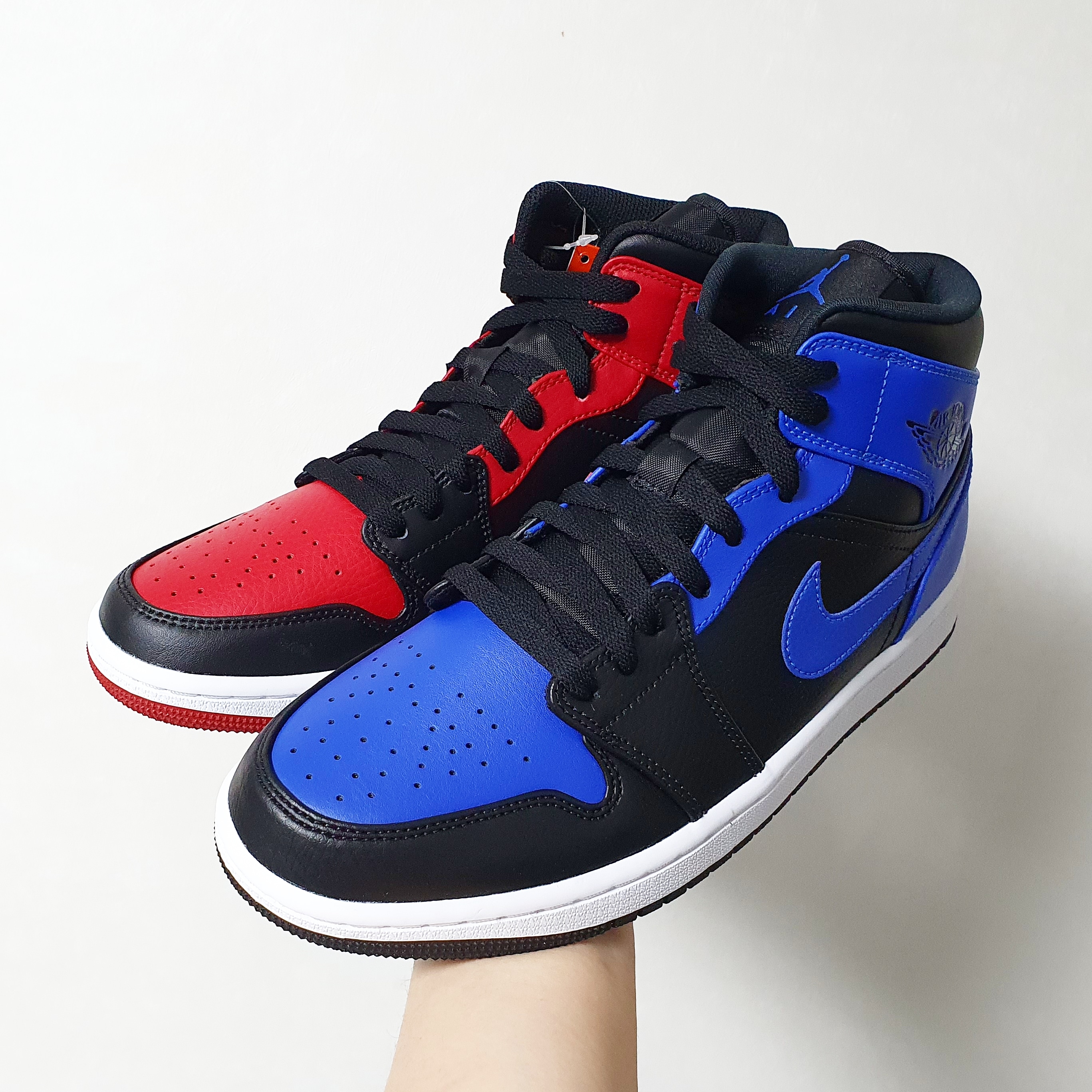Jordan 1 Mid Bred Banned 2020, Jordan 1 Mid Black Hyper Royal 착용 스타일