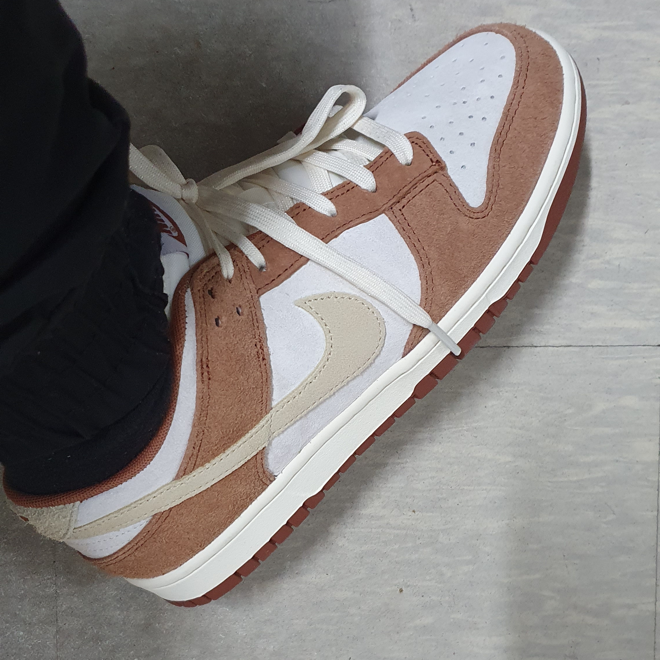 Nike Dunk Low Pro Premium Medium Curry 착용 스타일 - 2