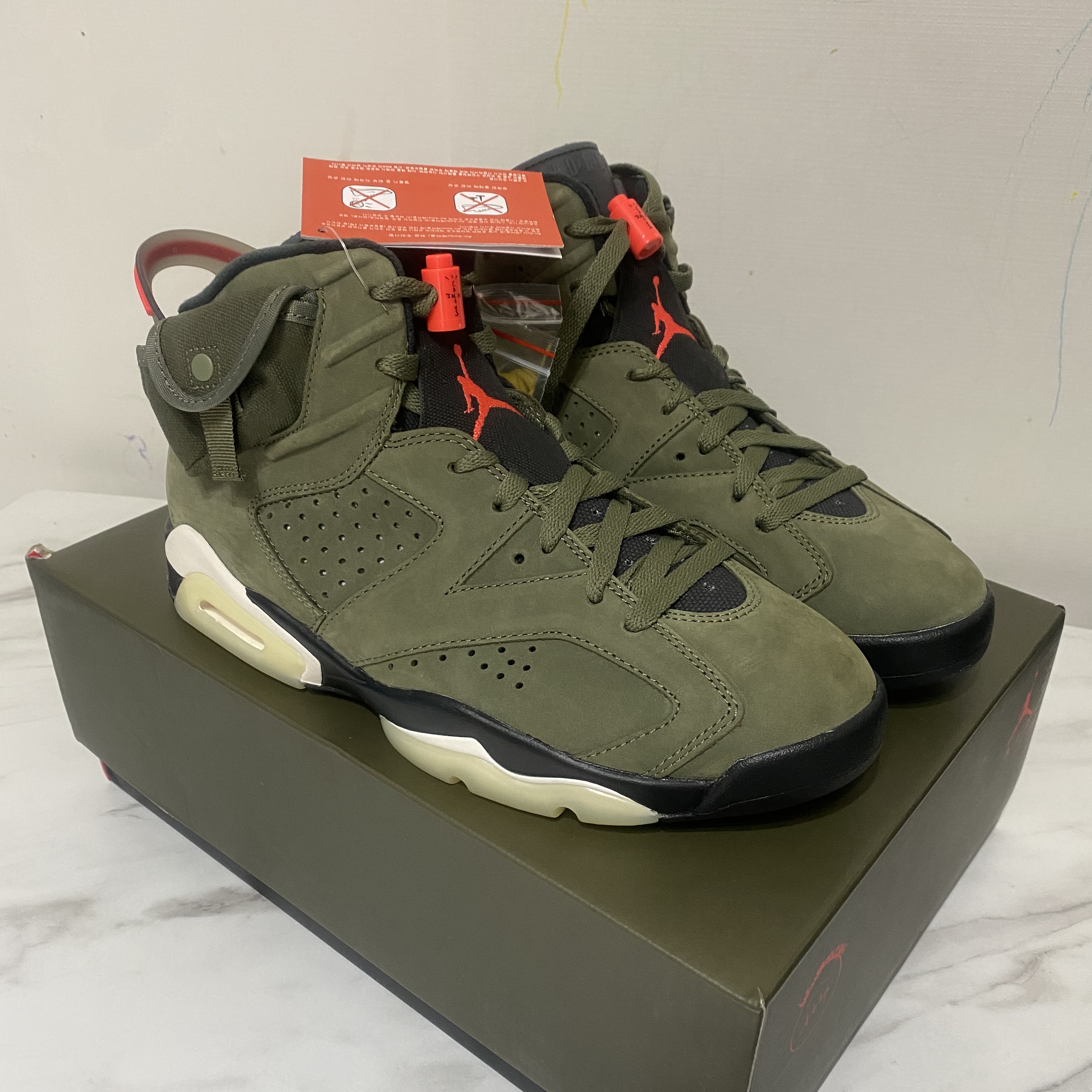 Jordan 6 x Travis Scott Retro Olive 착용 스타일