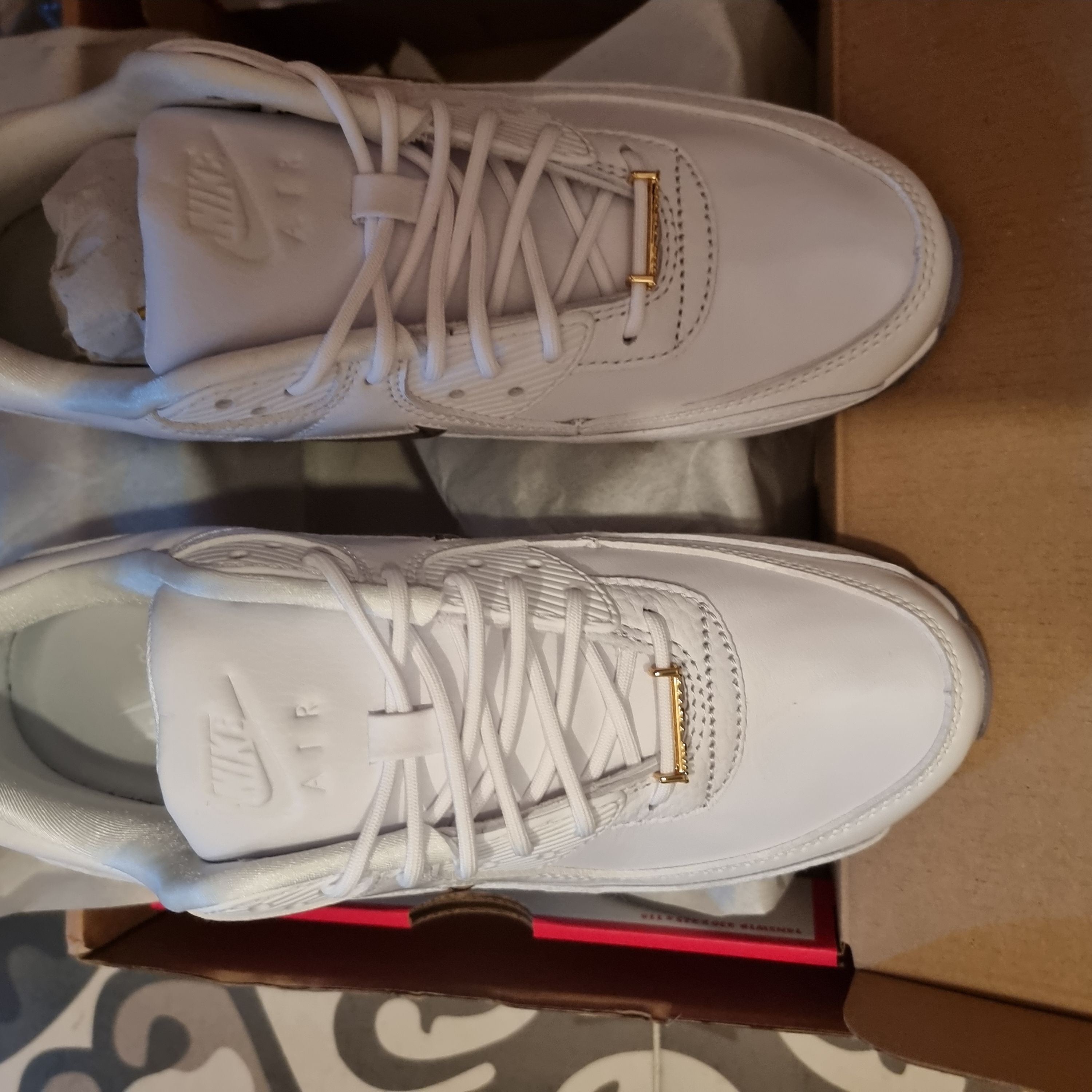 Nike Air Max 90 Pirate Radio White Gold 착용 스타일 - 1