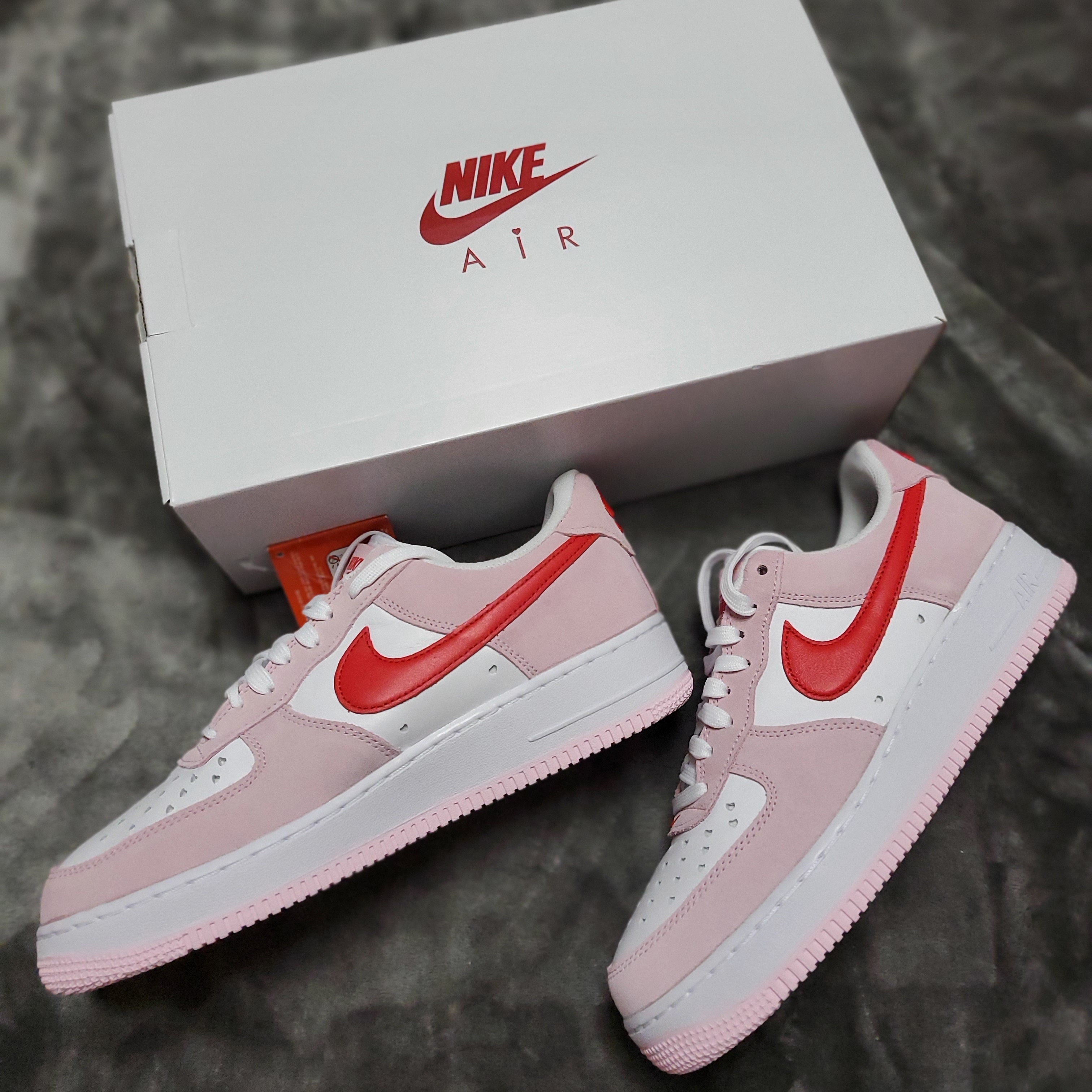 Nike Air Force 1 '07 QS Valentine's Day 착용 스타일 - 1