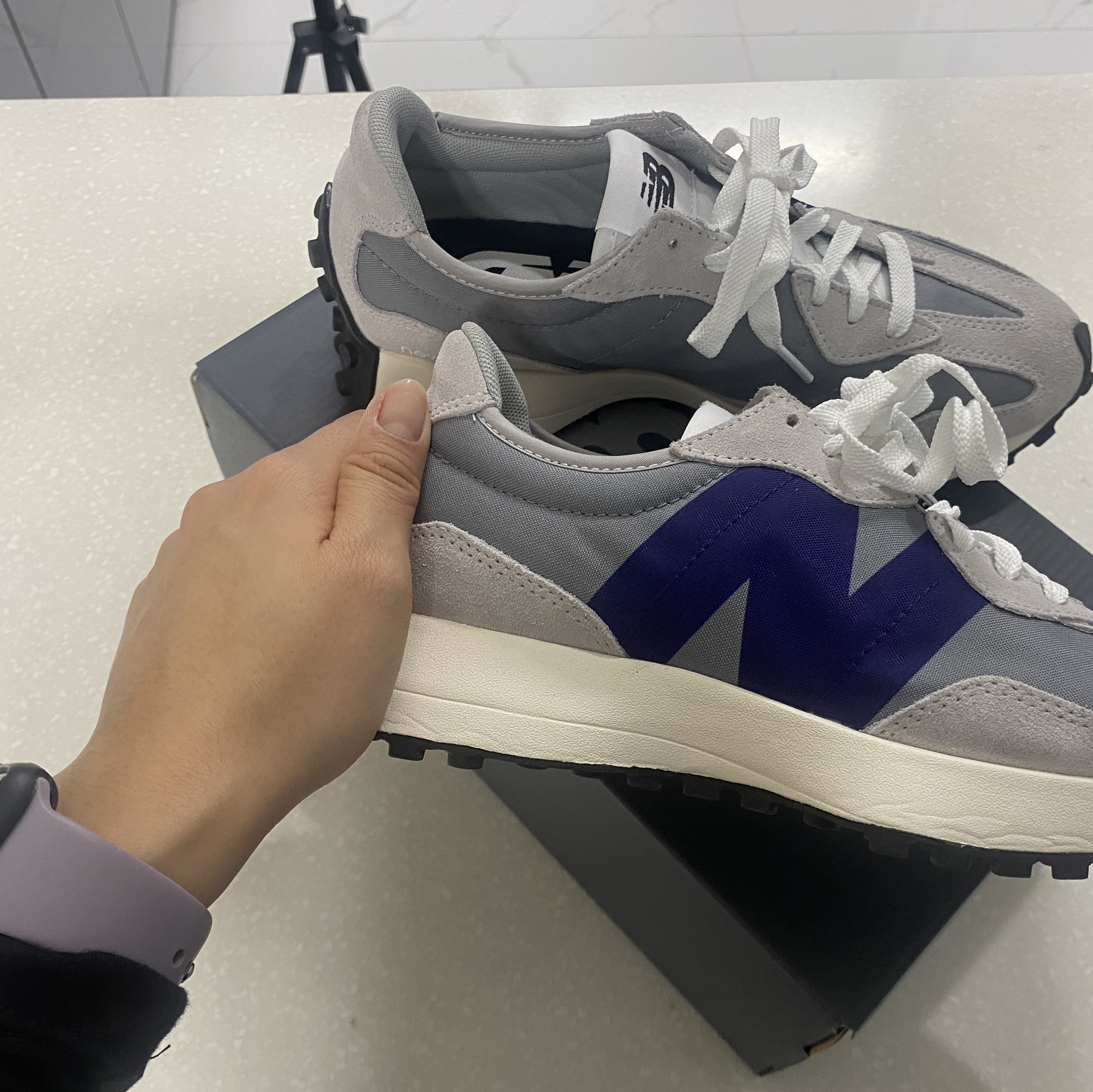 New Balance 327 Grey Purple 착용 스타일 - 4