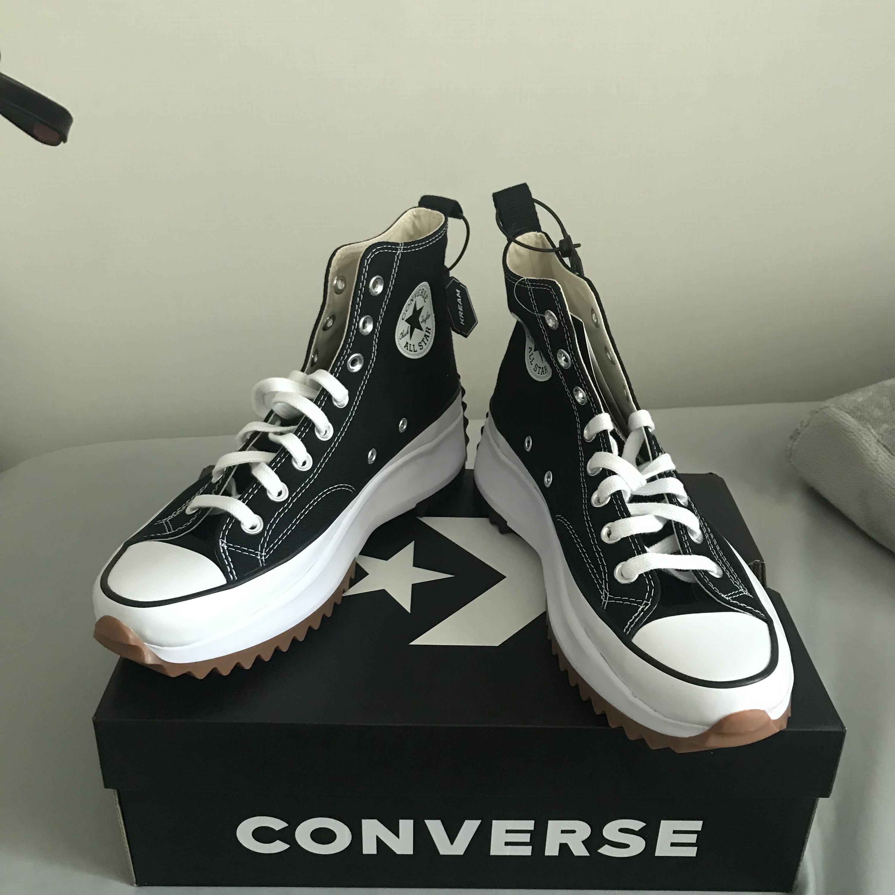 Converse Run Star Hike Hi Black White Gum 착용 스타일