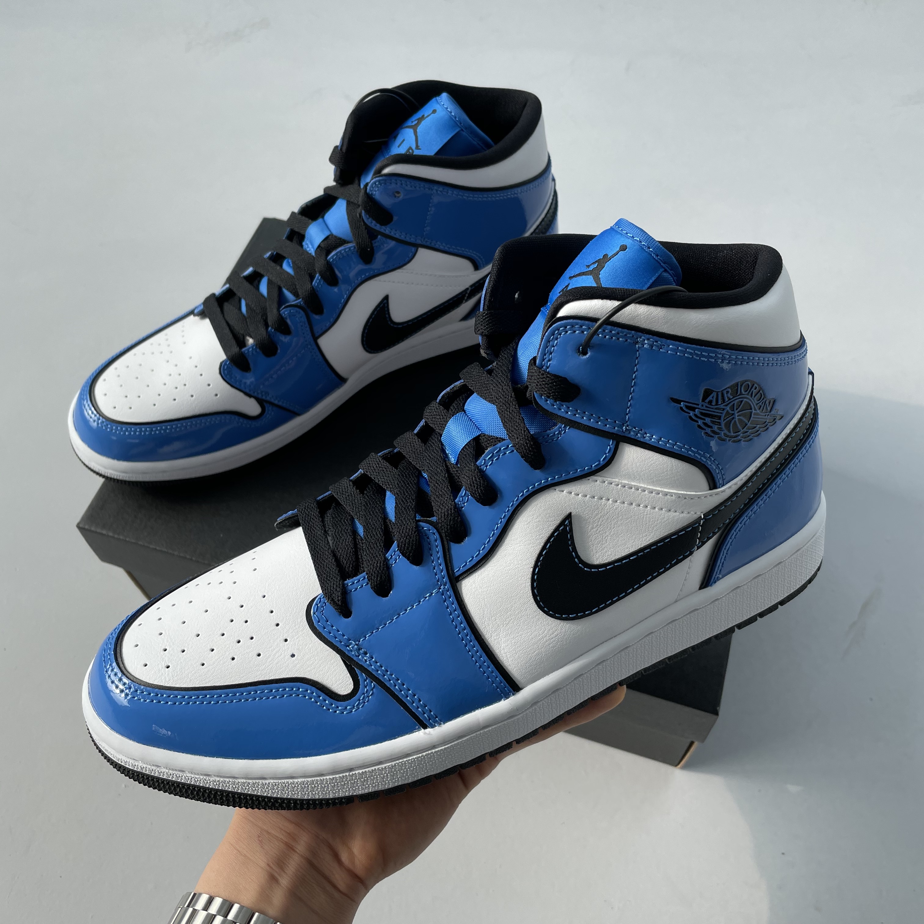 Jordan 1 Mid SE Signal Blue 착용 스타일 - 1
