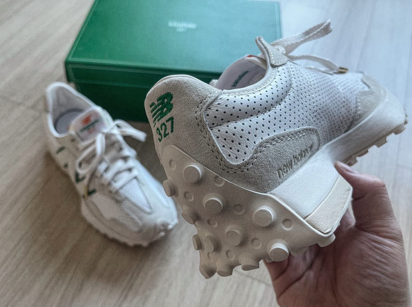 New Balance x Casablanca 327 Idealist Off White Green 착용 스타일 - 5