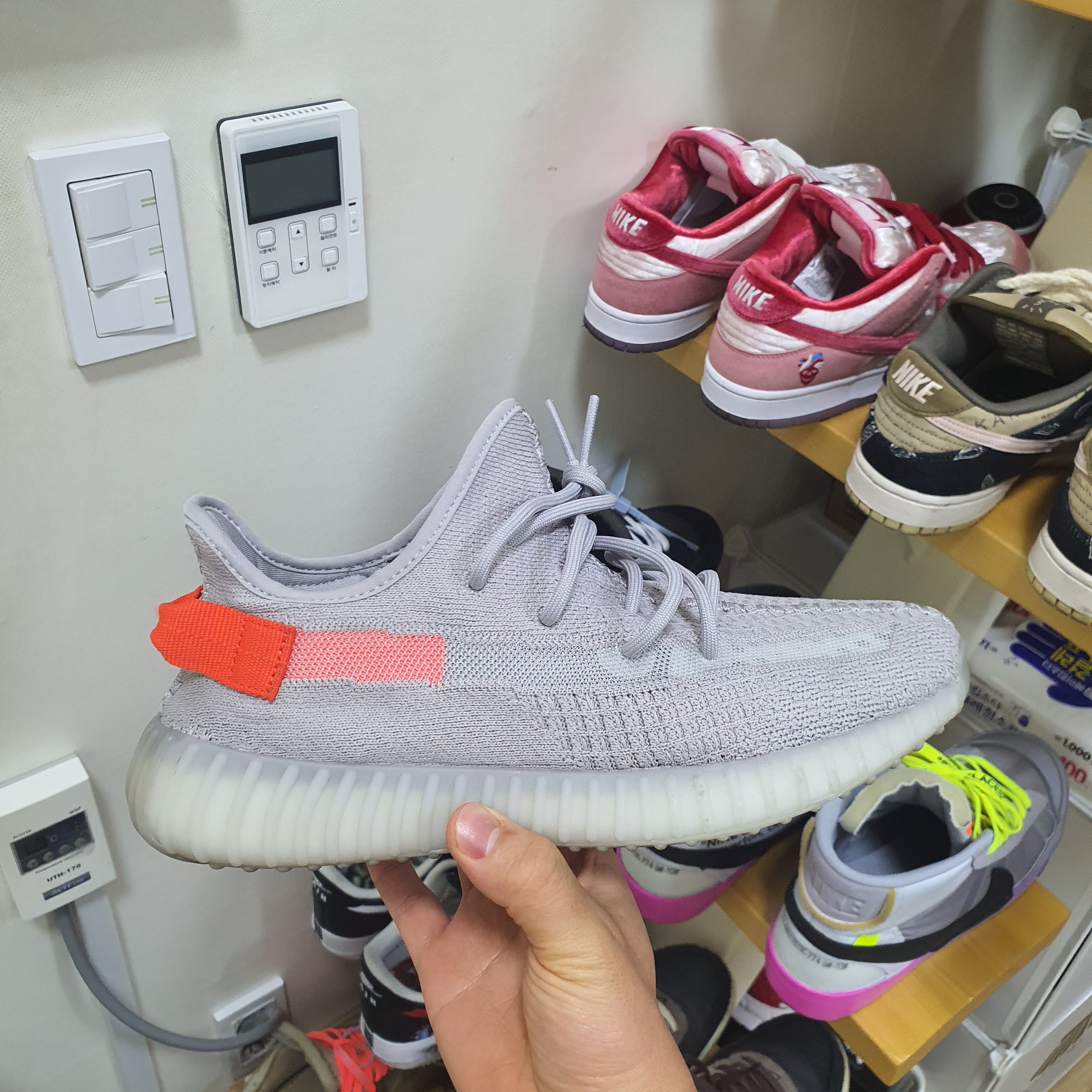 Adidas Yeezy Boost 350 V2 Tail Light 착용 스타일