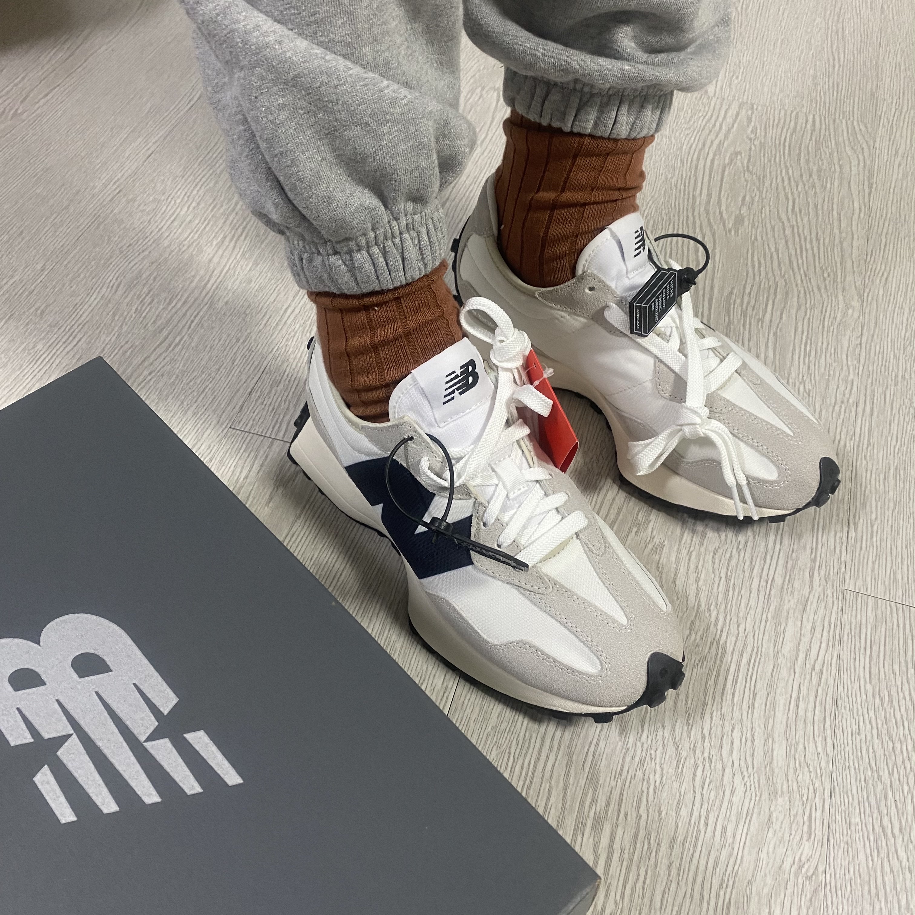 New Balance 327 White Black 착용 스타일