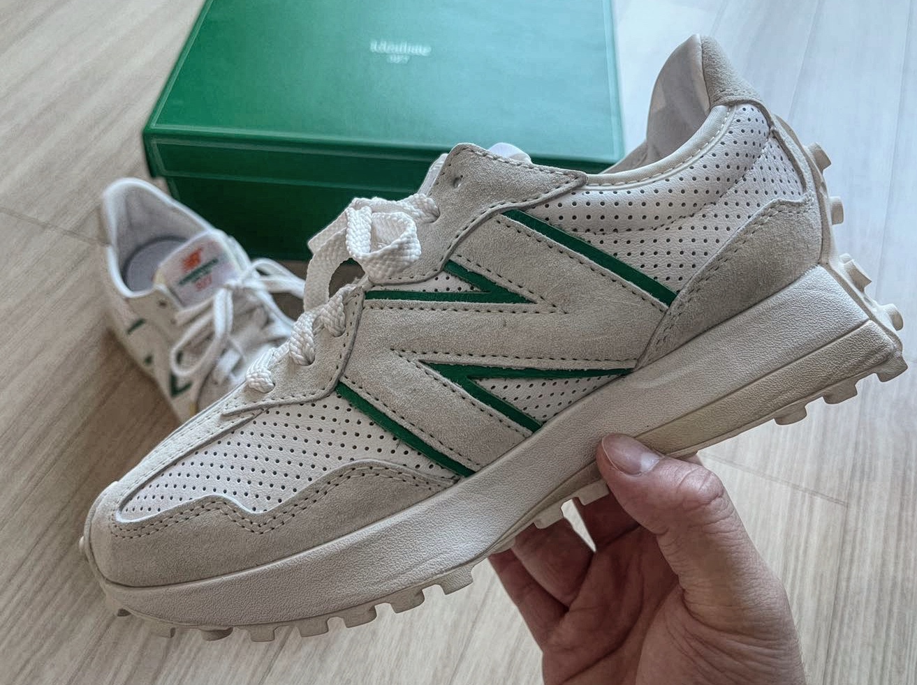New Balance x Casablanca 327 Idealist Off White Green 착용 스타일 - 3