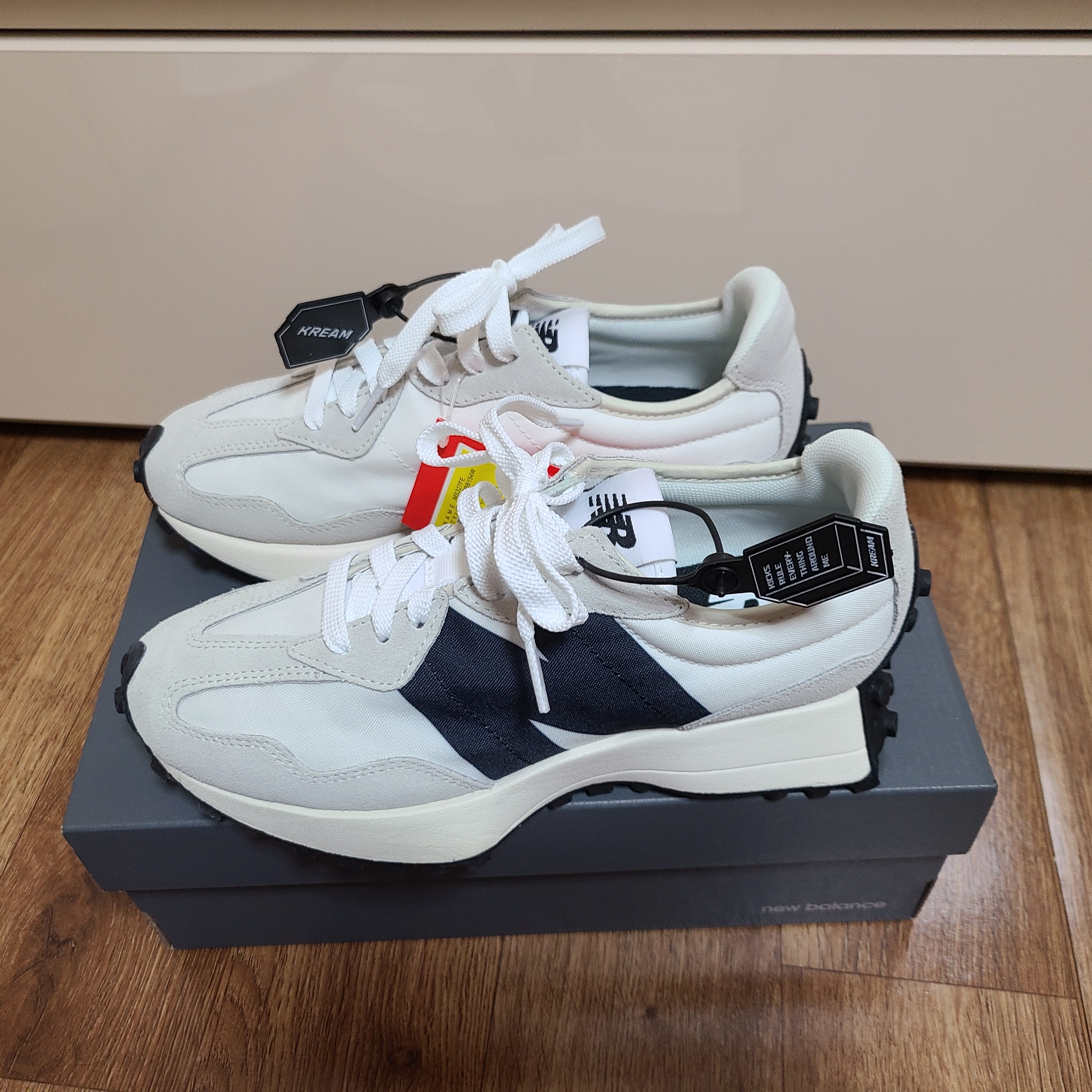 New Balance 327 White Black 착용 스타일
